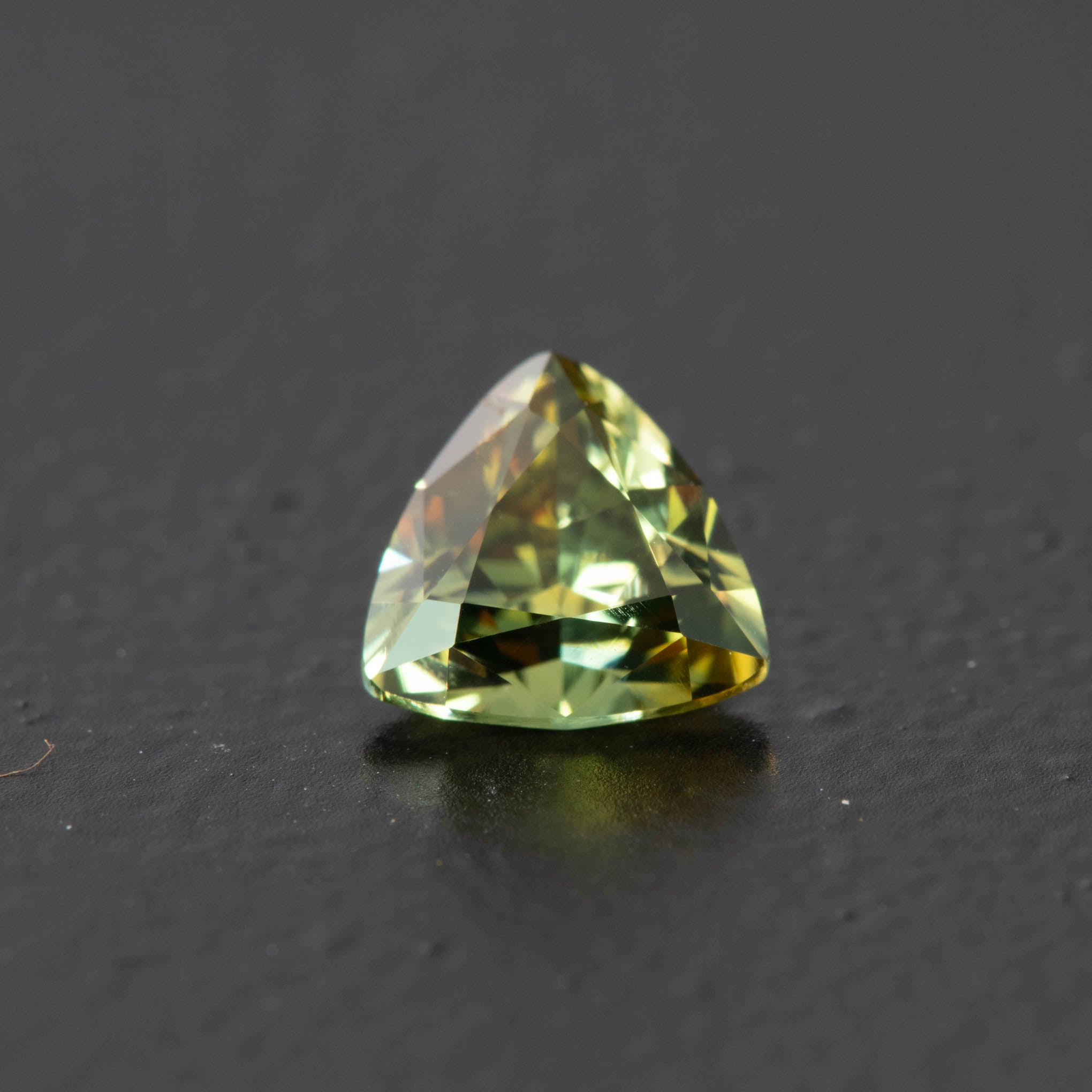 Parti Trilliant Sapphire 0.9ct [S.P.T.1150]