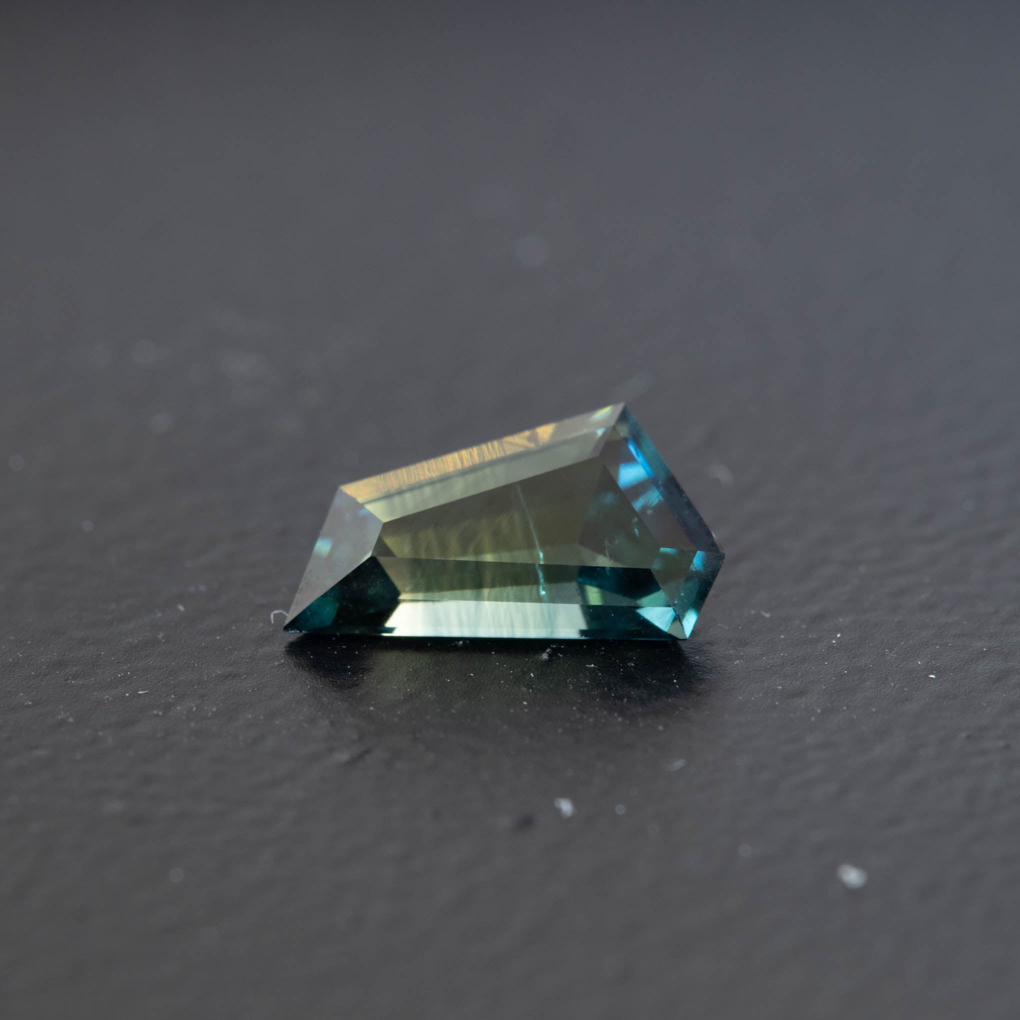 Parti Free Form Sapphire 0.99ct [S.P.FF.1171]