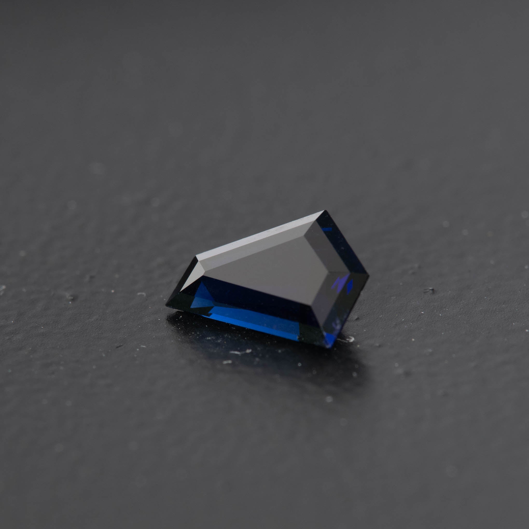 Blue Free Form Sapphire 0.90ct [S.B.FF.1193]