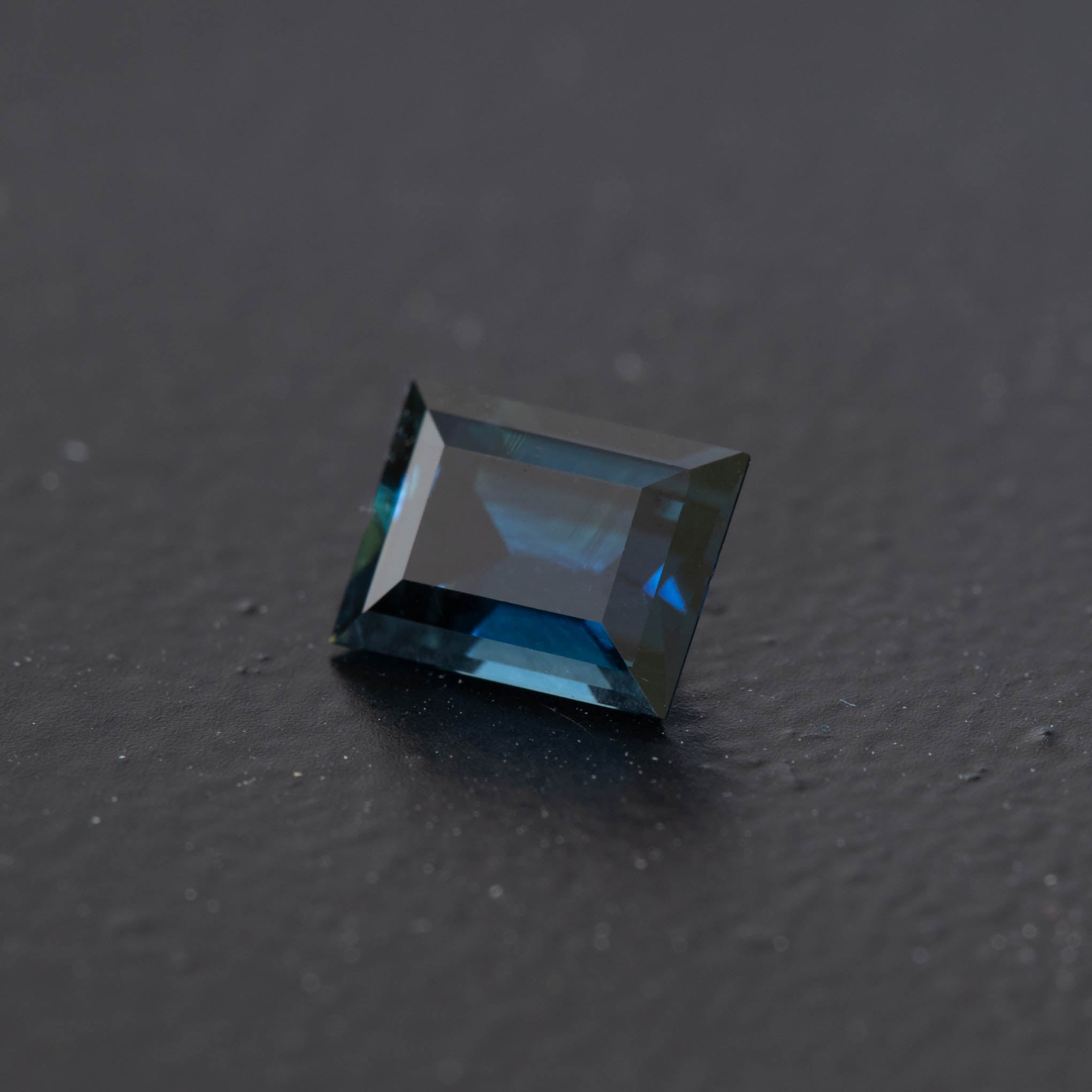 Blue Baguette Sapphire 0.9ct  [S.B.BA.1416]