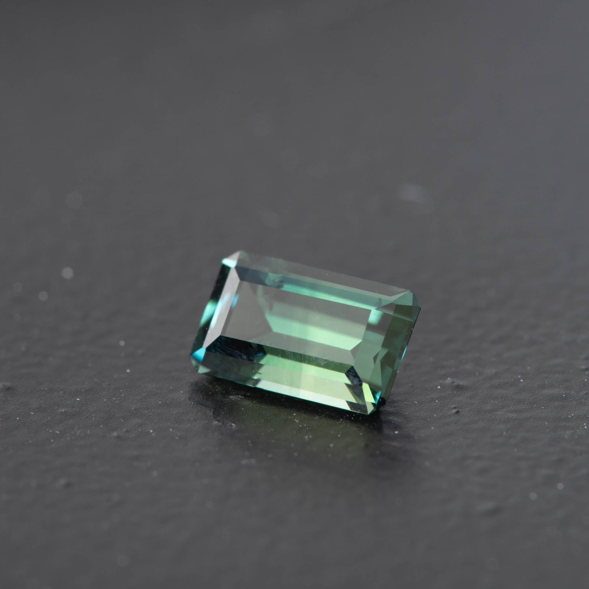 Green Emerald Sapphire 0.9ct  [S.G.E.1425]