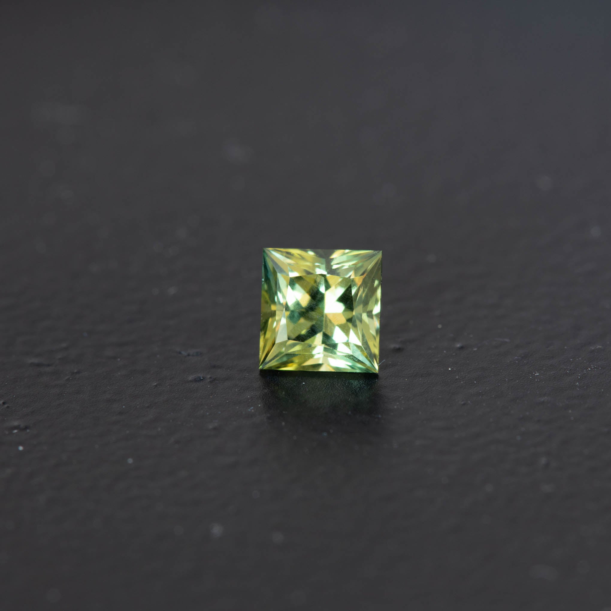 Green Square Sapphire 0.58ct  [S.G.SQ.1431]