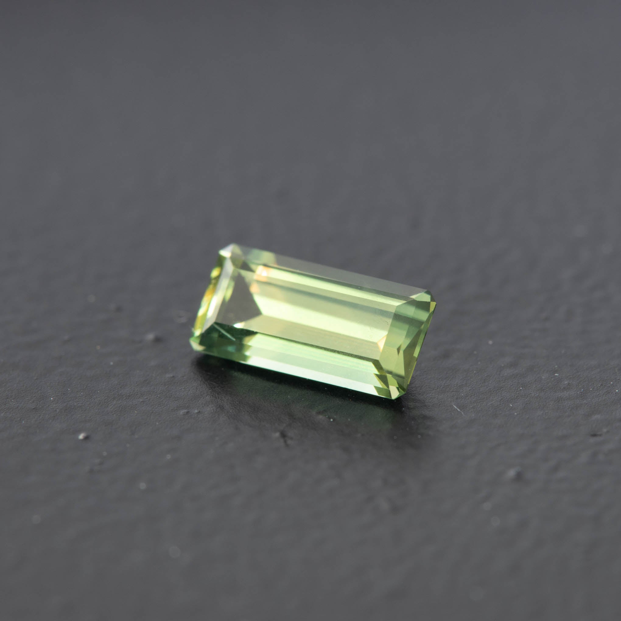 Green Emerald Sapphire 0.76ct  [S.G.E.1454]