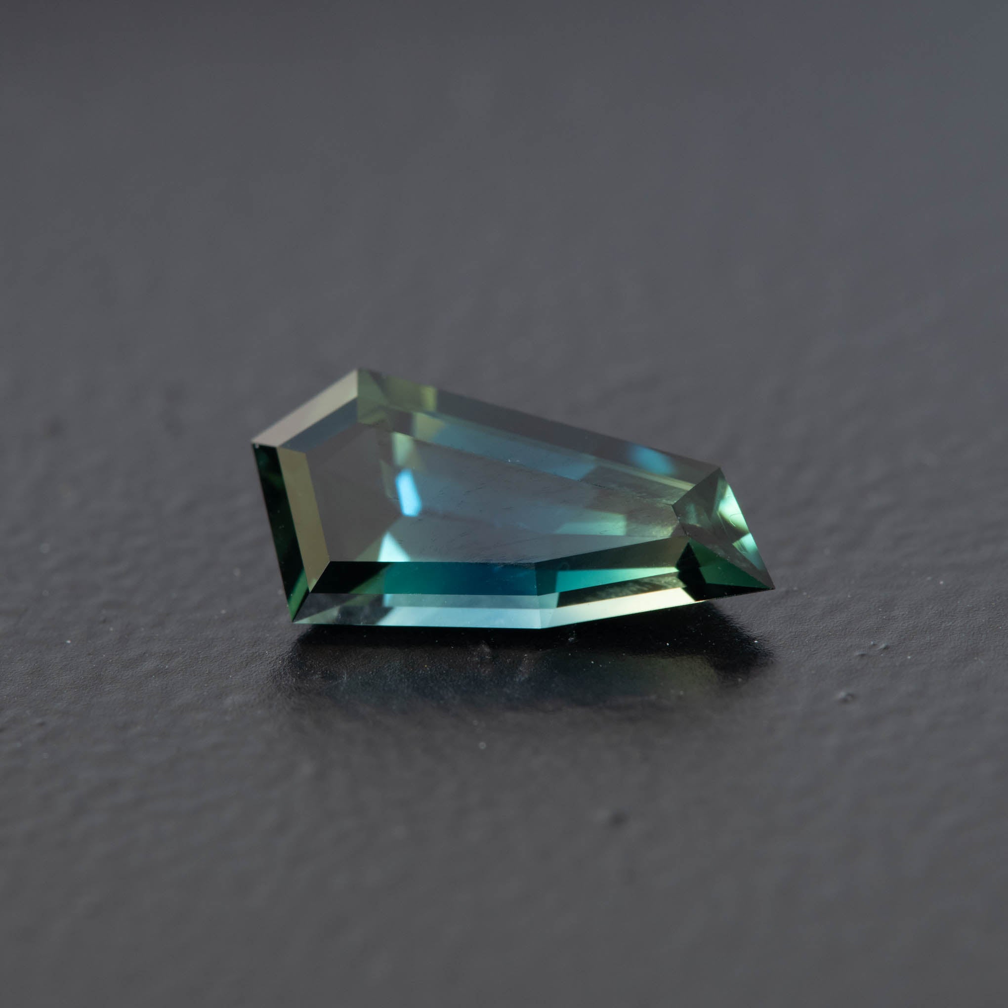 Parti Free Form Sapphire 1.38ct  [S.P.FF.1469]