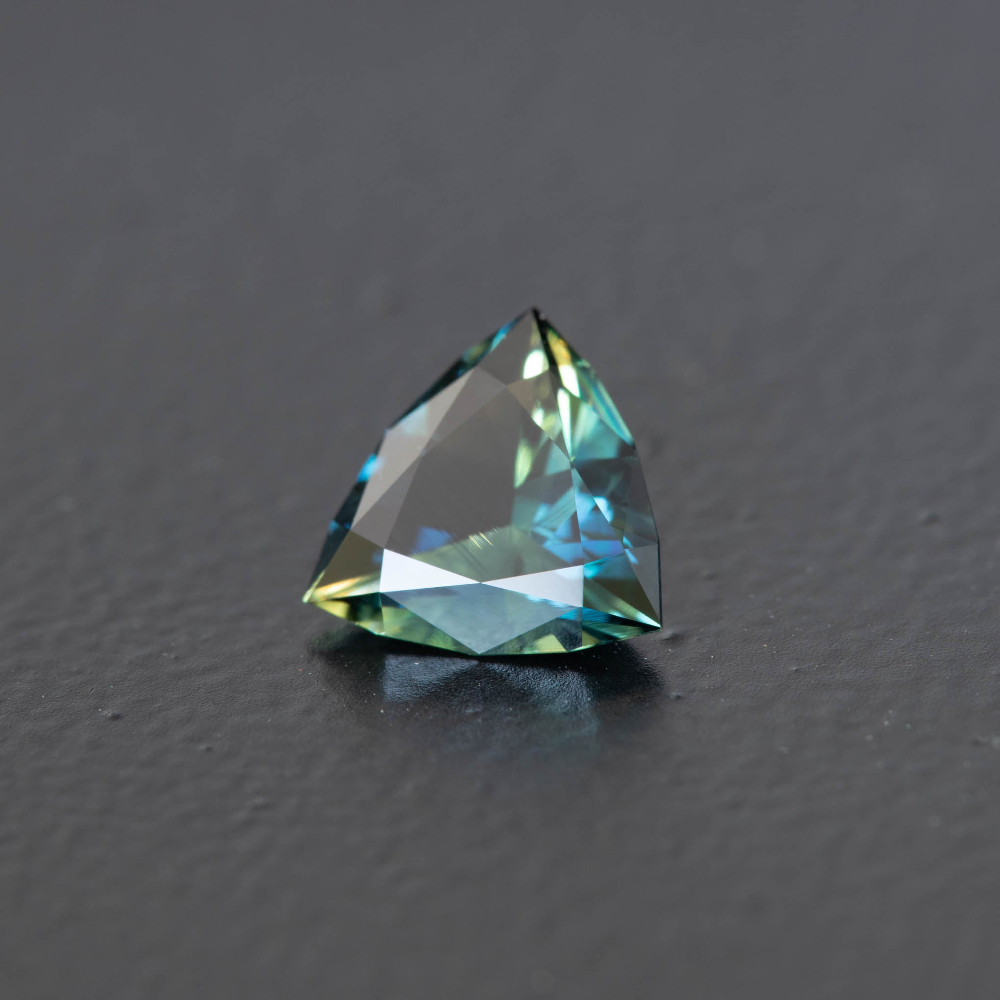 Parti Trilliant Sapphire 1.05ct  [S.P.T.1512]