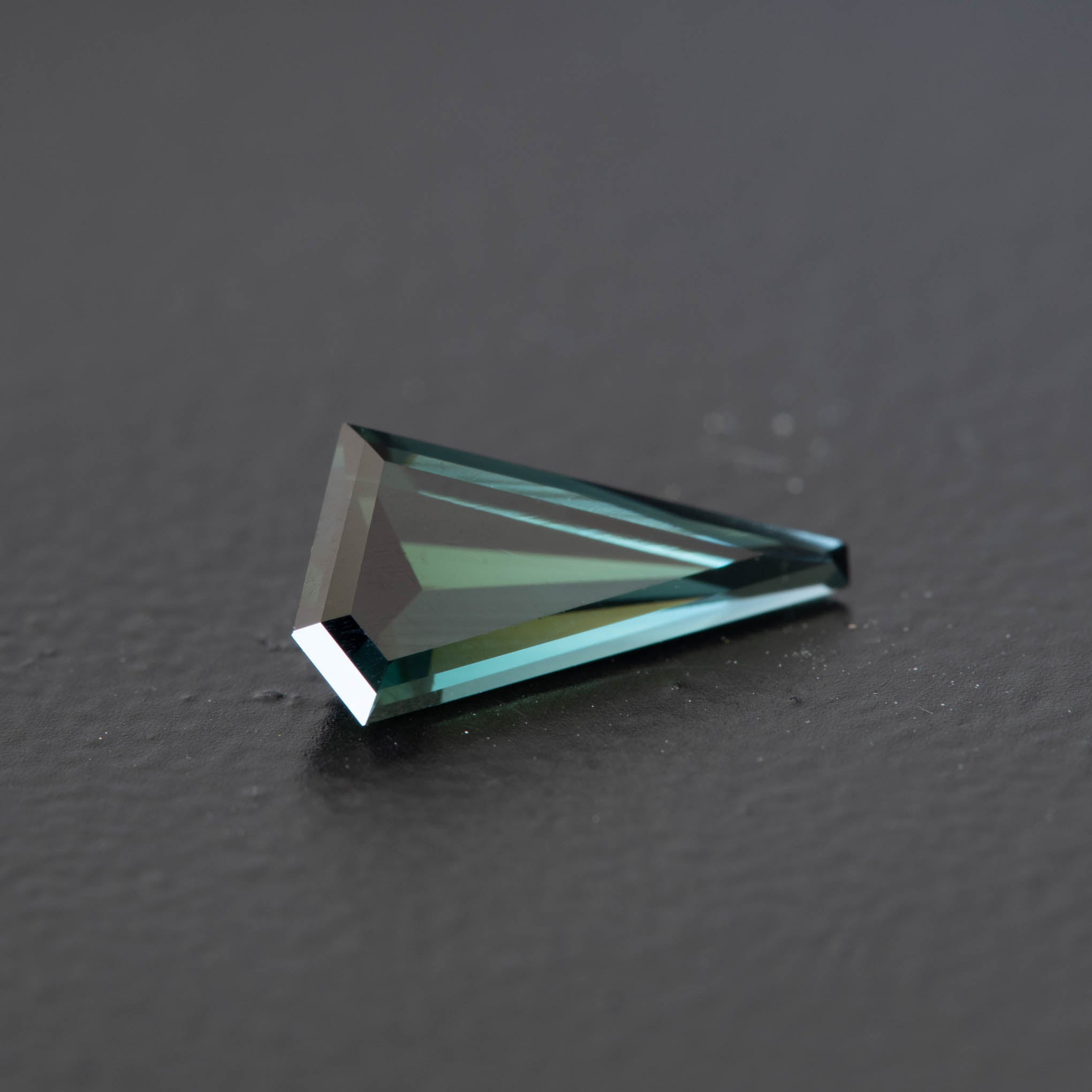 Green Free Form Sapphire 0.91ct  [S.G.FF.1514]