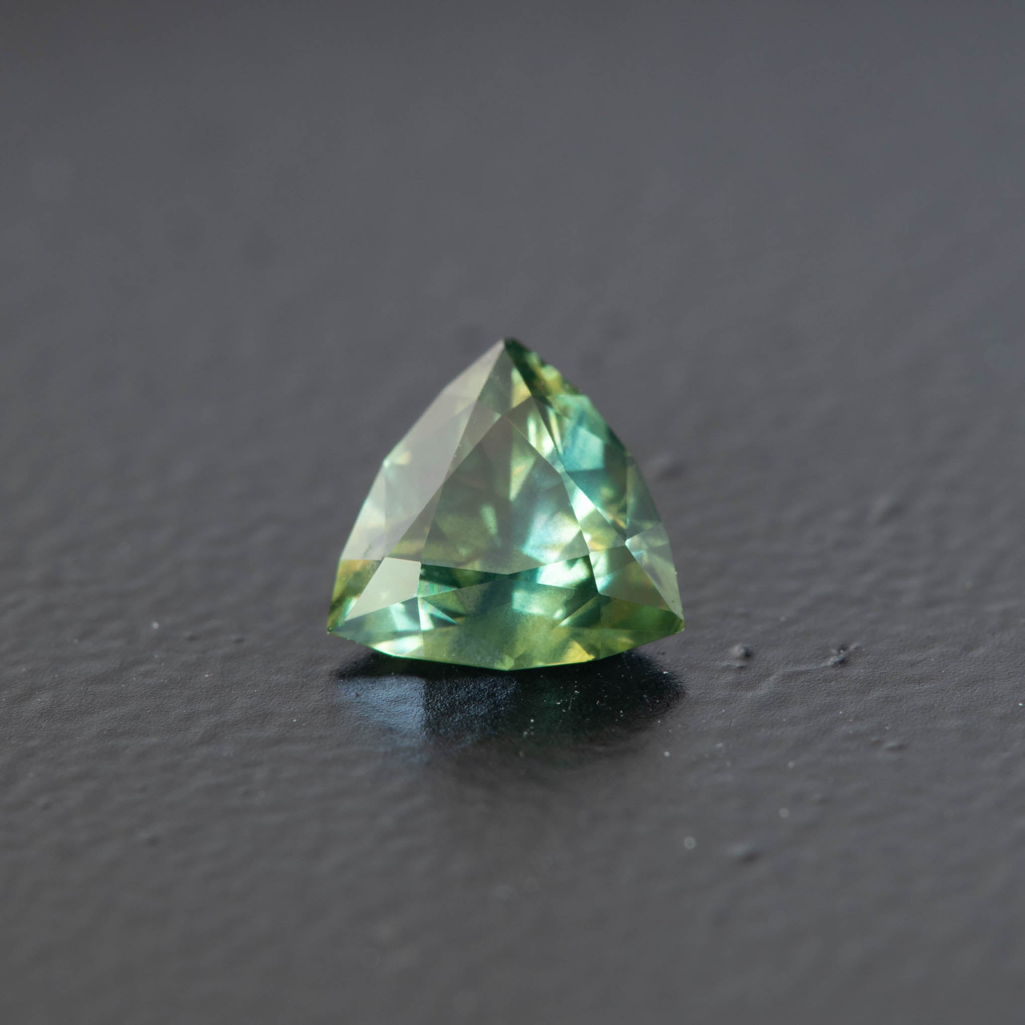 Parti Trilliant Sapphire 0.88ct  [S.P.BR.1516]