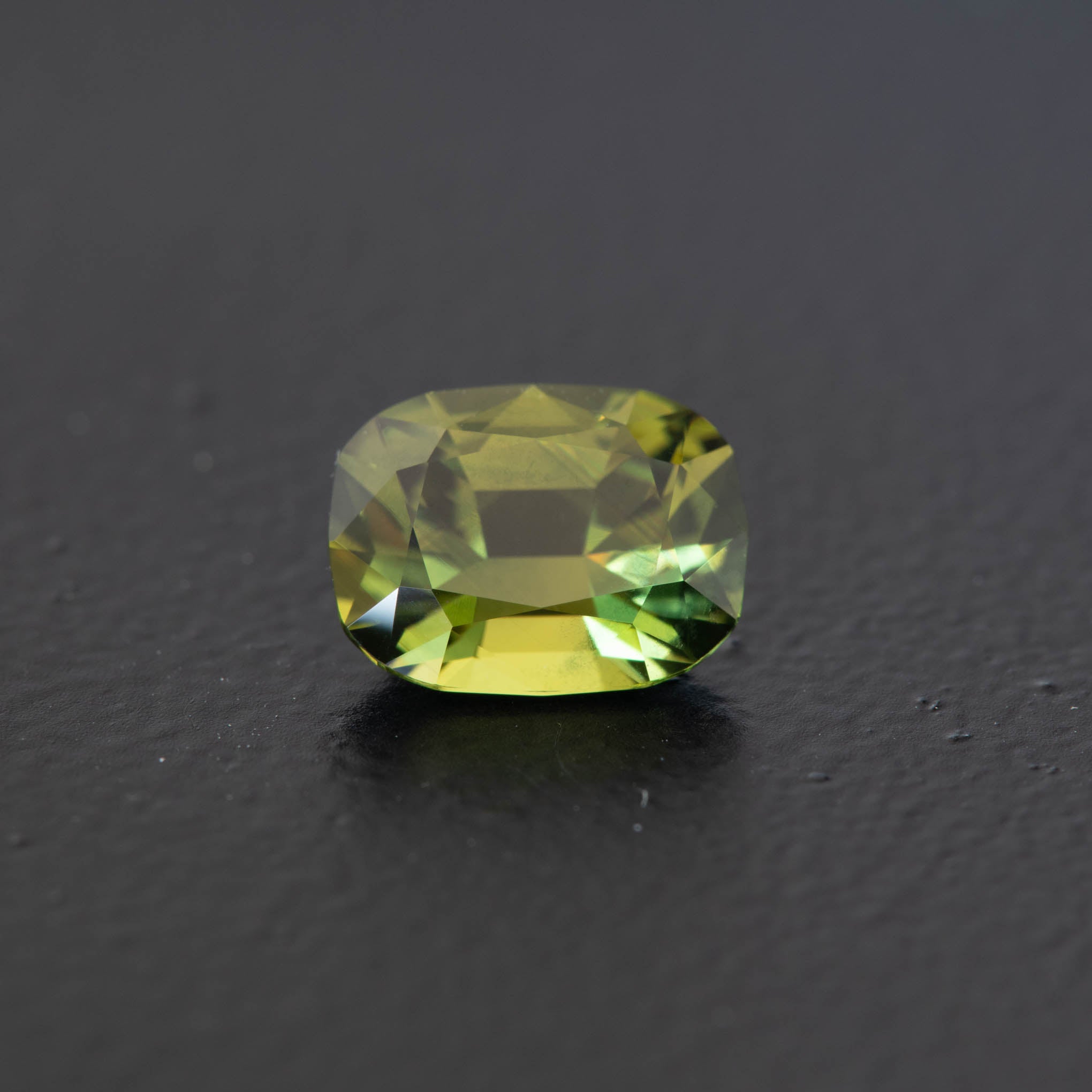 Green Cushion Sappire 1.82ct [S.G.C.1527]