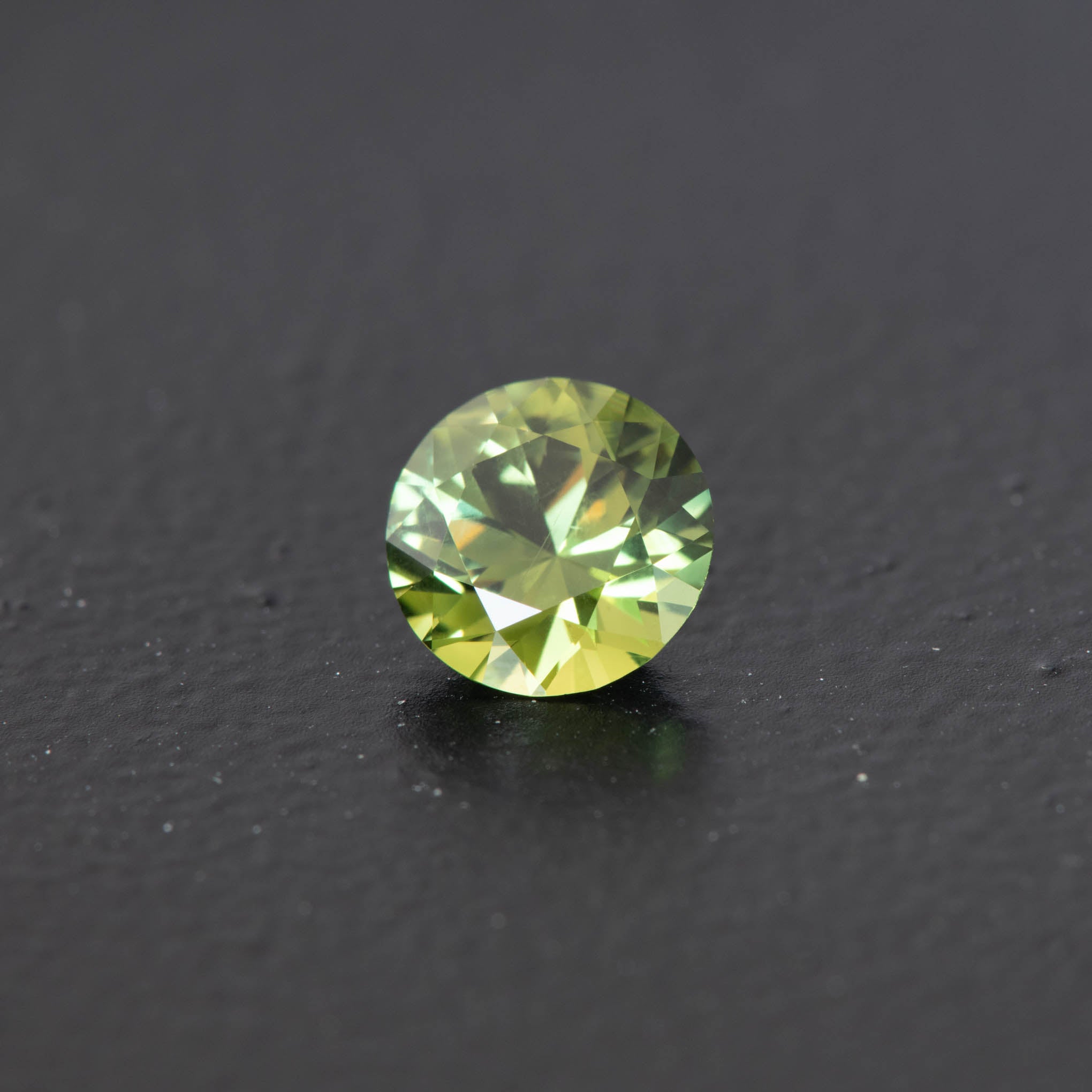 Green Brilliant Sapphire 0.8ct  [S.G.BR.1547]