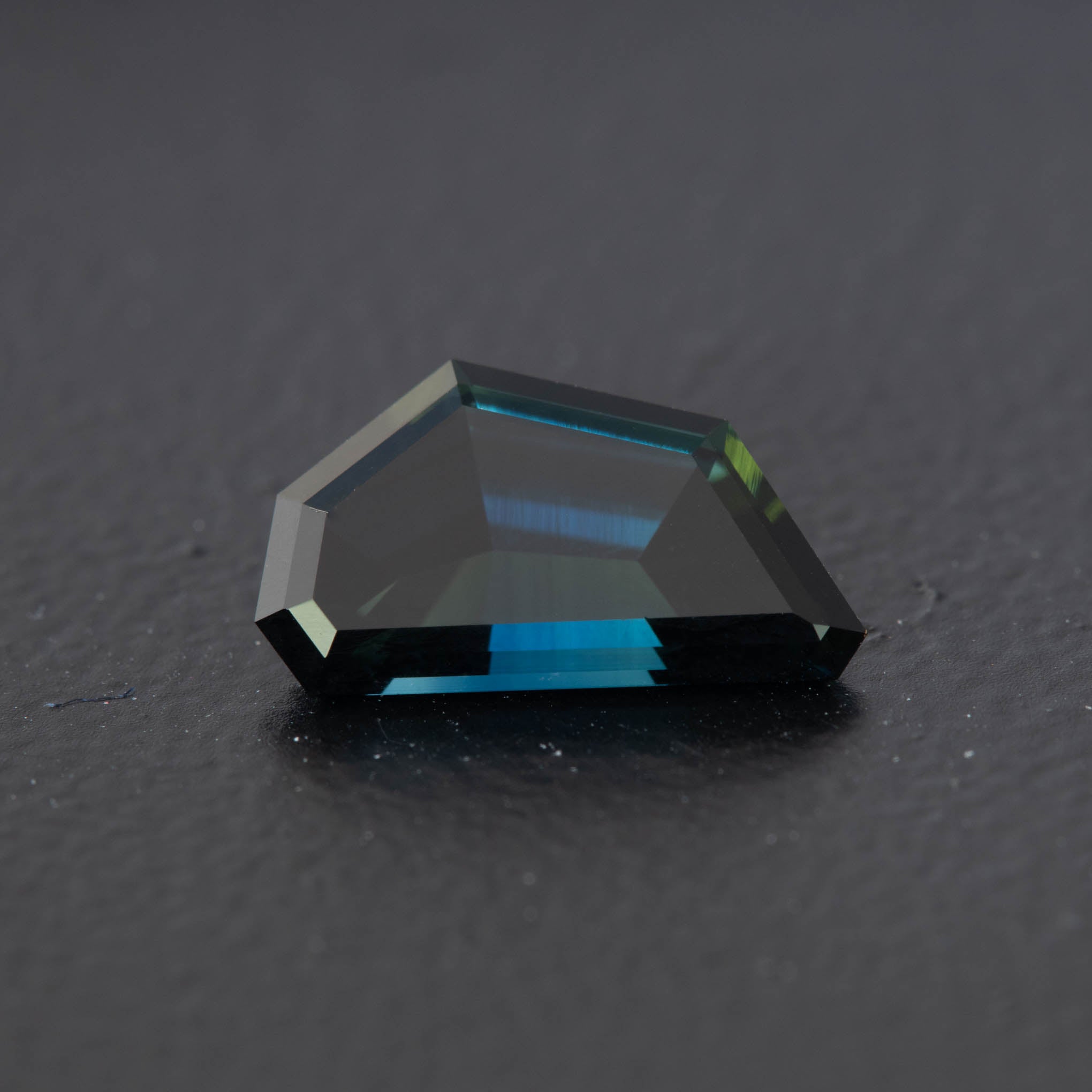 Parti Free Form Sapphire 2.04ct  [S.P.FF.1551]