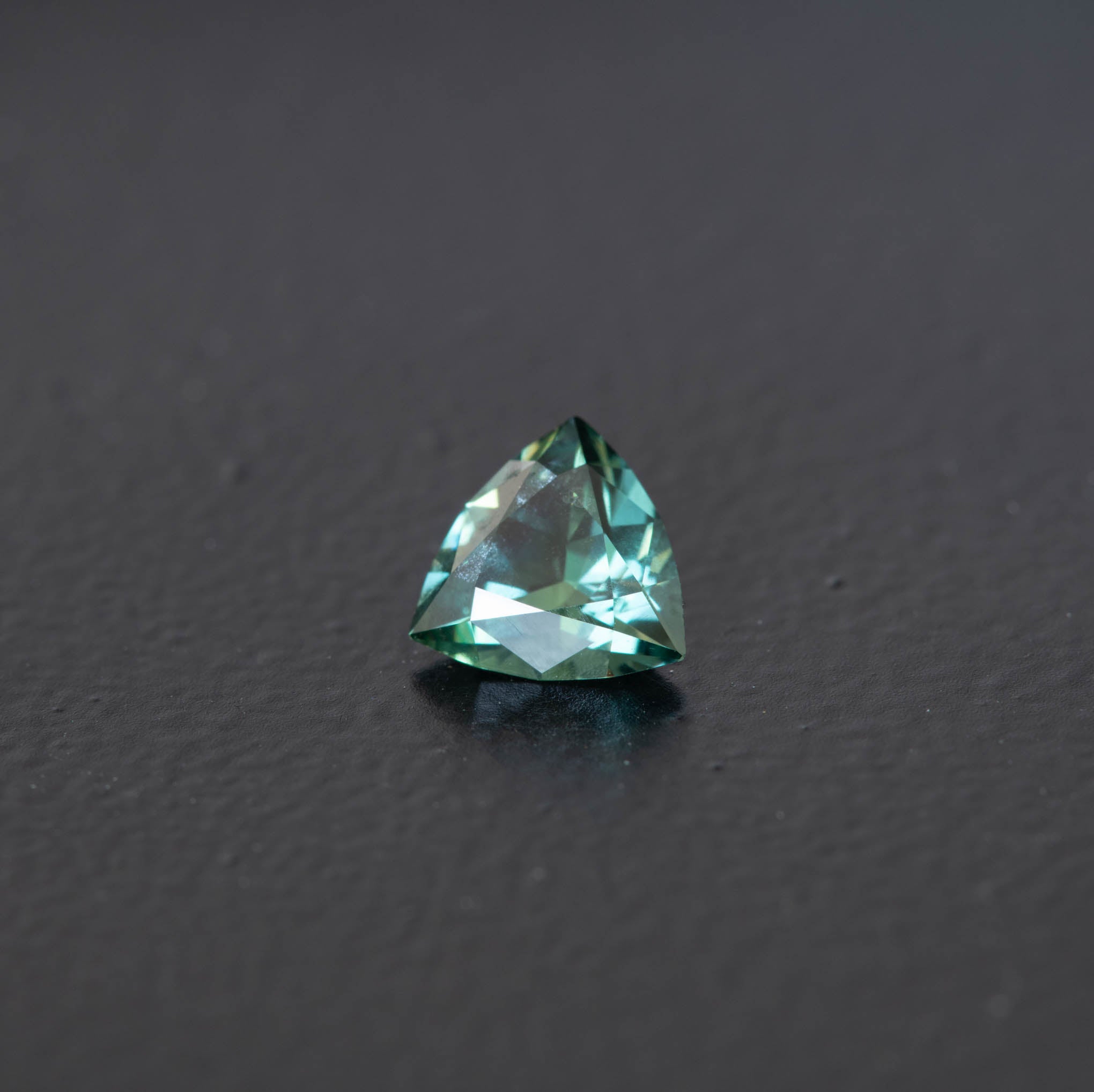 Green Trilliant Sapphire 0.68ct  [S.G.T.1552]