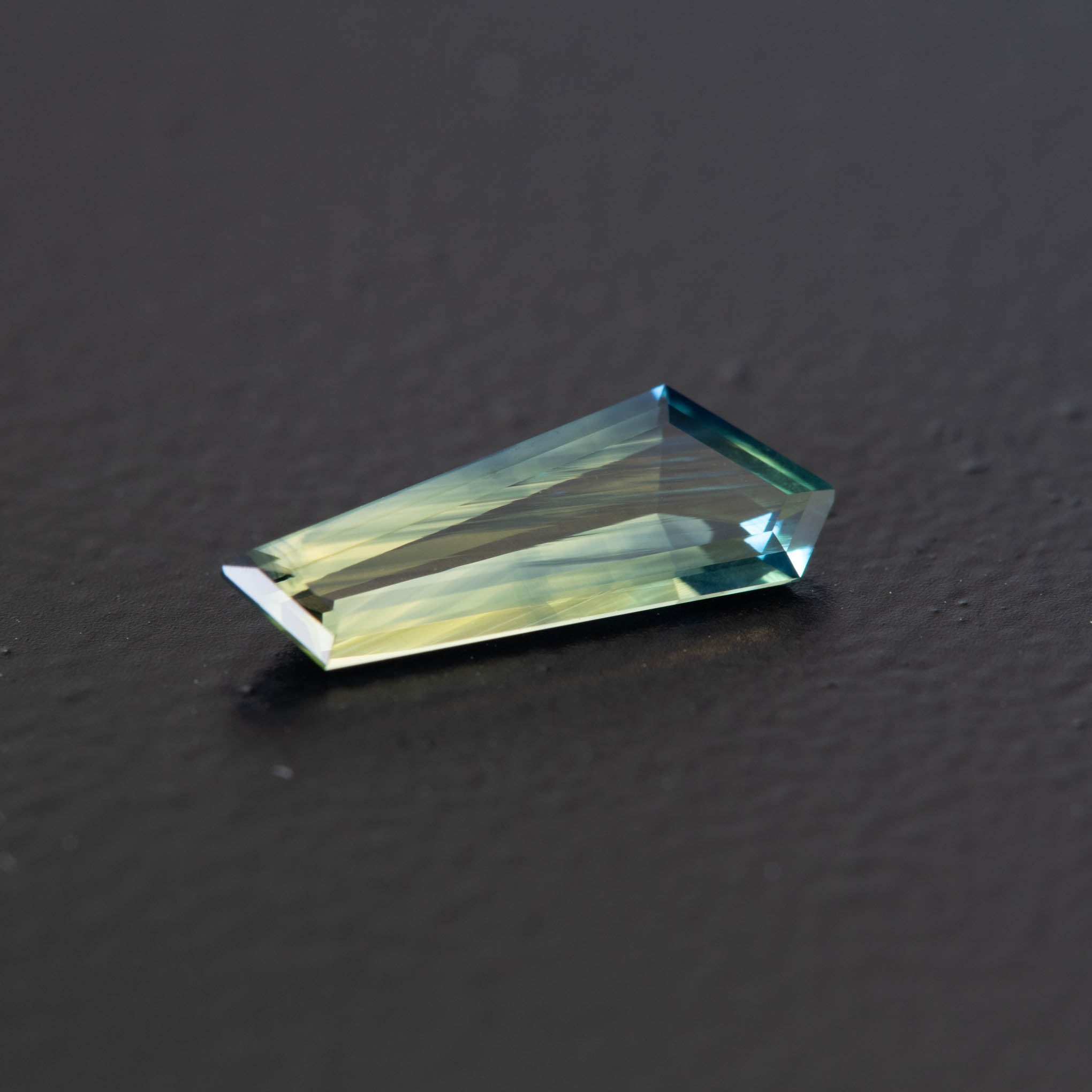 Parti Free Form Sapphire 0.81ct [S.P.FF.1644]