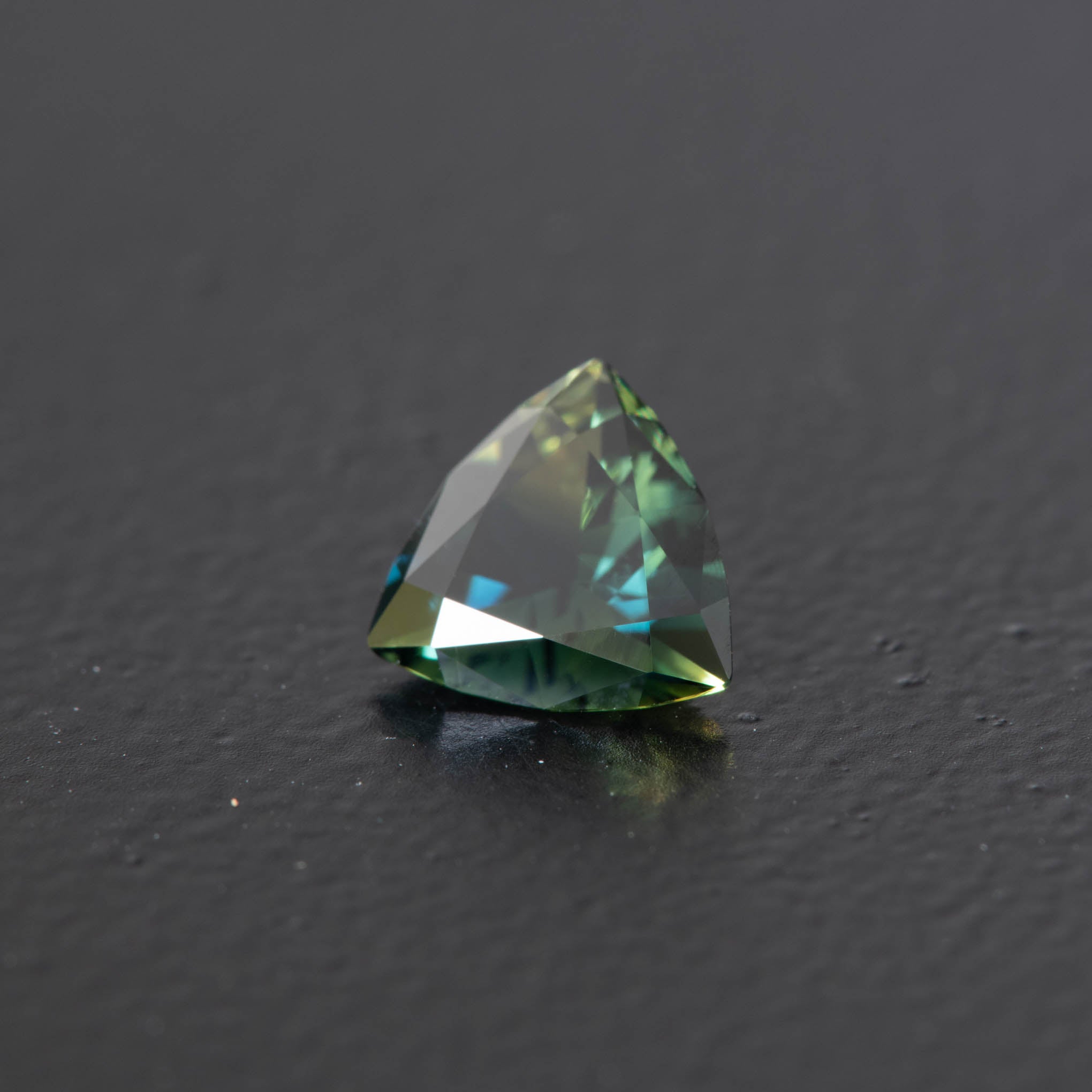 Parti Trilliant Sapphire 0.98ct [S.P.T.1646]