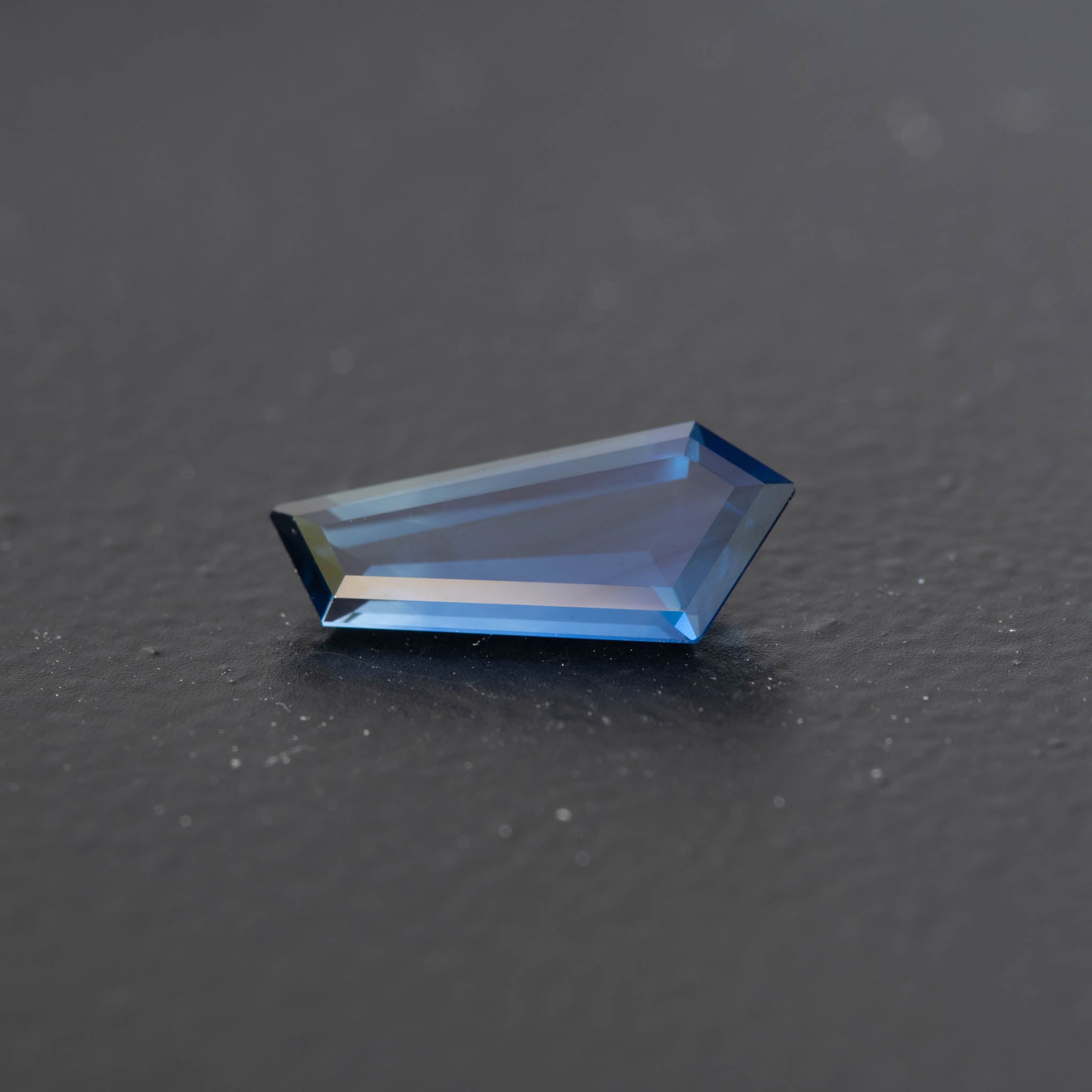 Blue Free Form Sapphire 0.99ct [S.B.FF.1664]