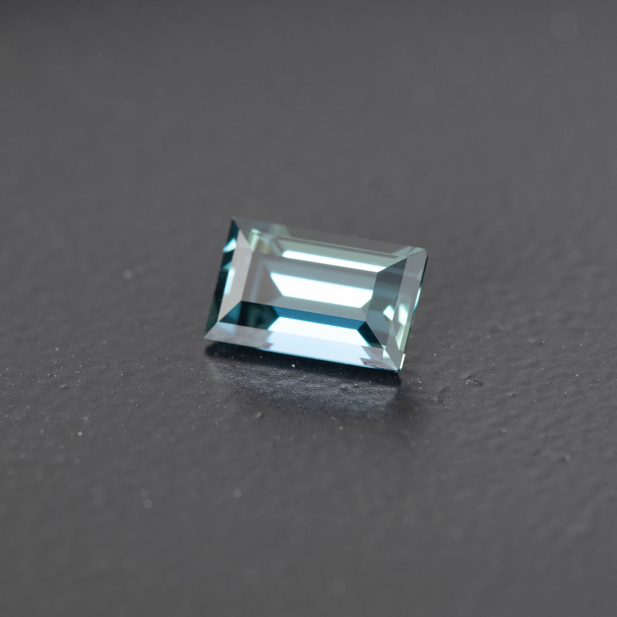 Blue Baguette Sapphire 1.06ct [S.B.E.1682]