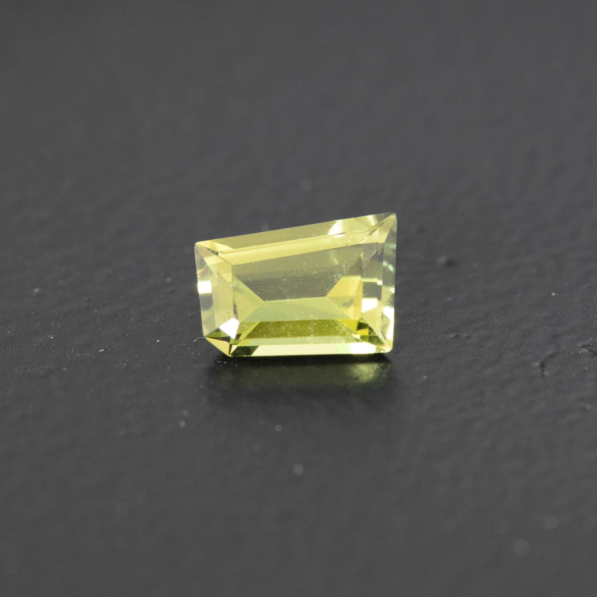 Yellow Free Form Sapphire 0.7ct [S.Y.FF.1697]