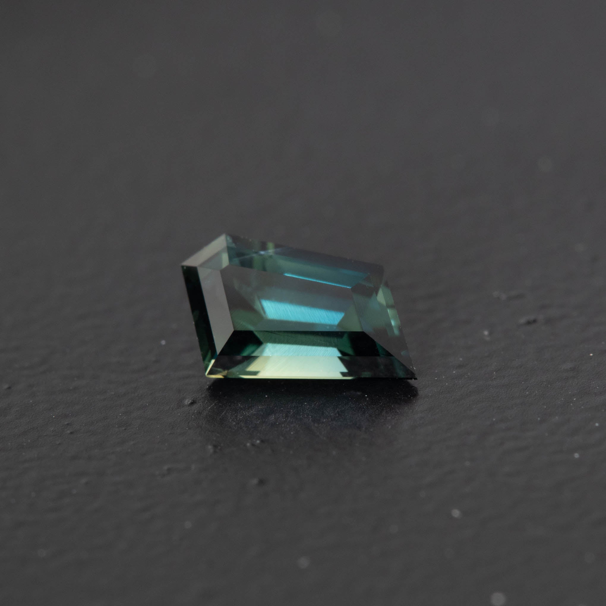 Parti Free Form Sapphire 0.95ct [S.P.FF.1775]