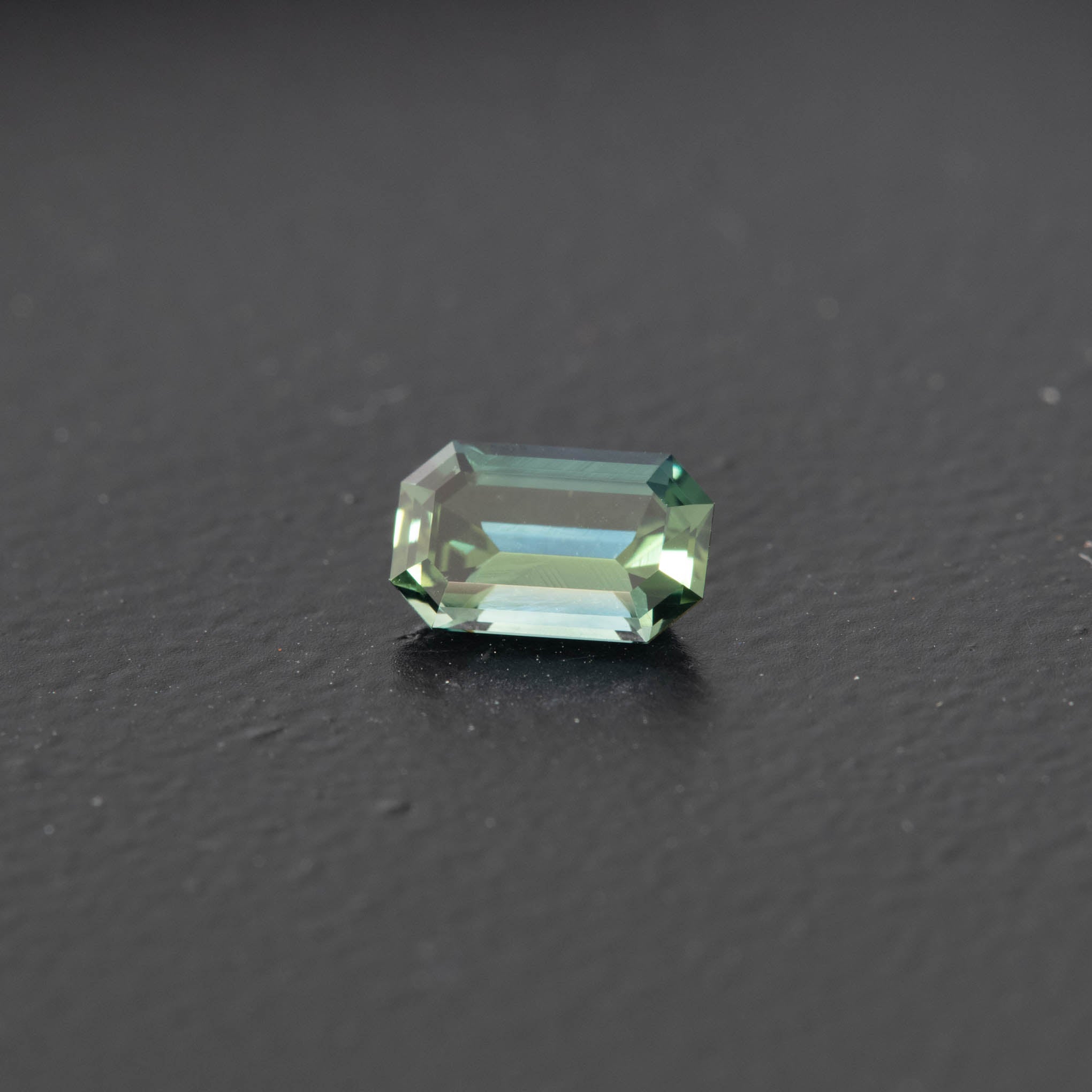 Green Emerald Sapphire 0.77ct [S.G.E.1804]