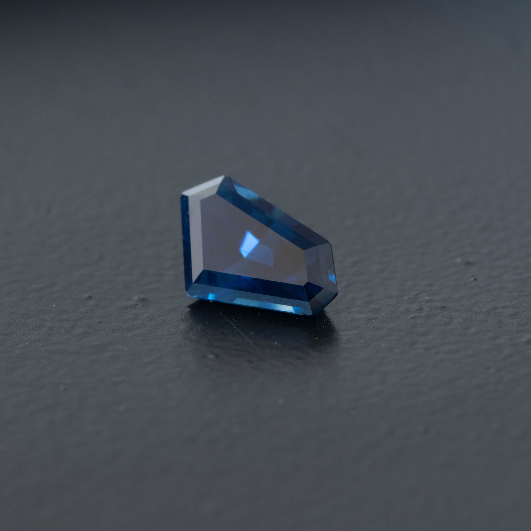 Blue Free Form Sapphire 1.07ct [S.B.FF.1822]