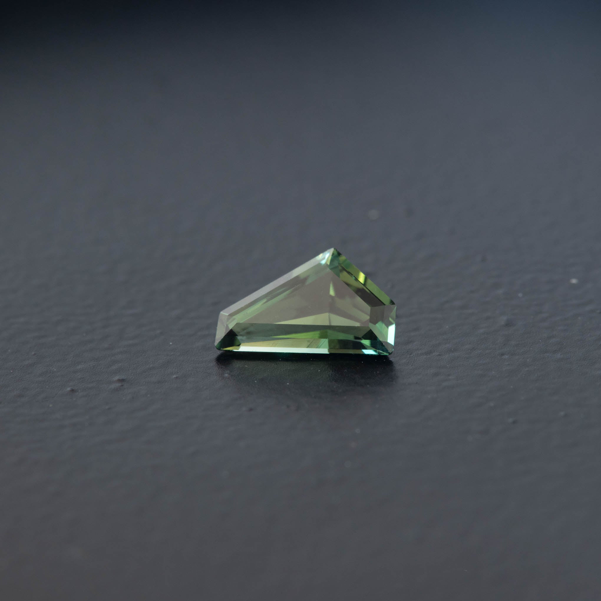 Green Free Form Sapphire 0.74ct [S.G.FF.1824]