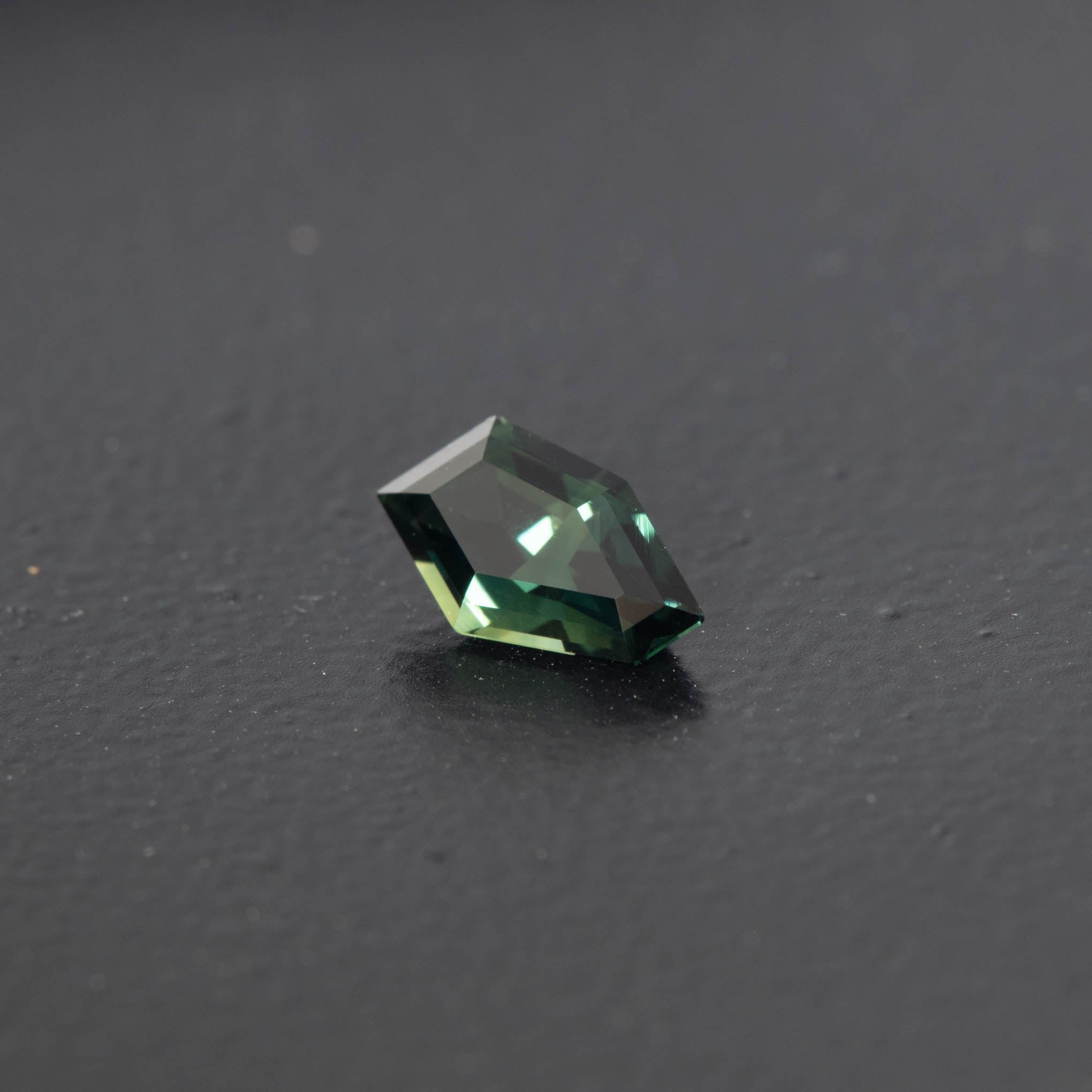 Green Free Form Sapphire 0.77ct  [S.G.FF.1913]