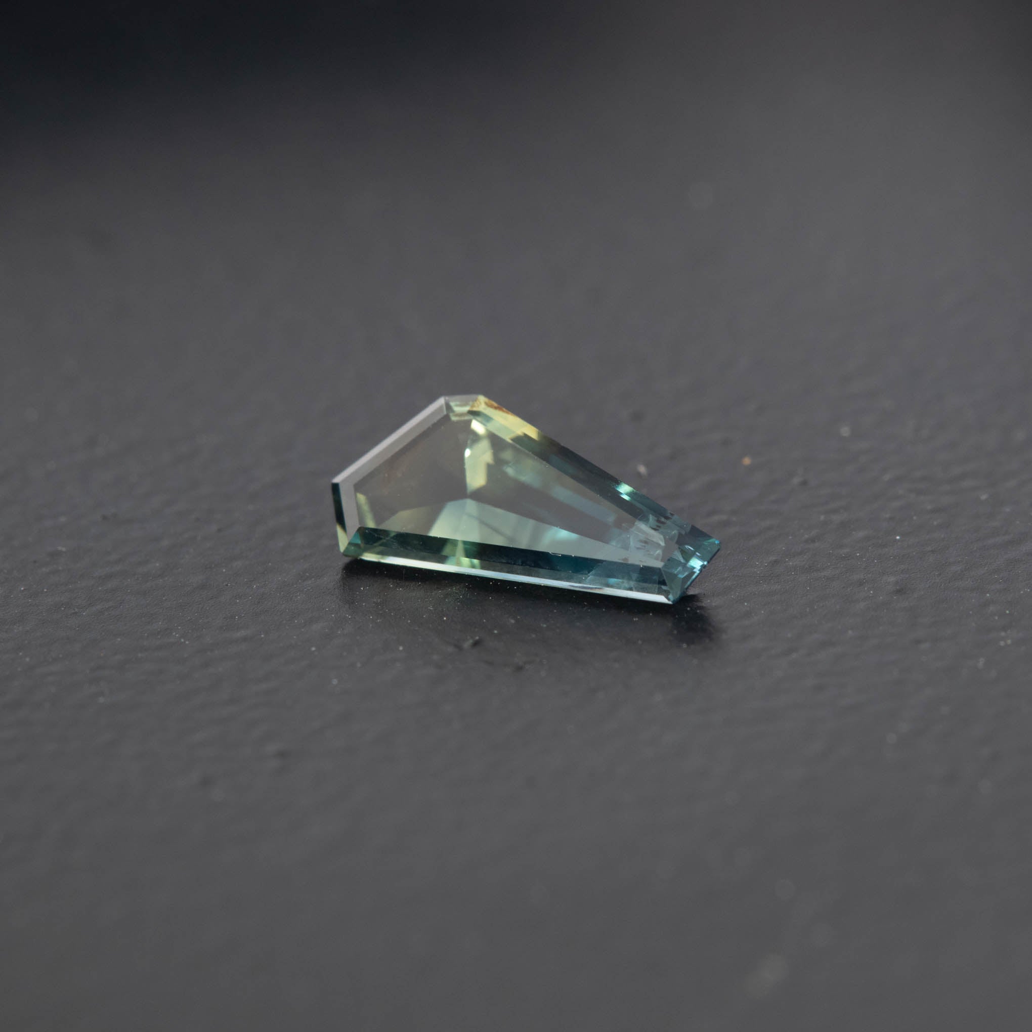 Parti Free Form Sapphire 0.89ct  [S.P.FF.1914]