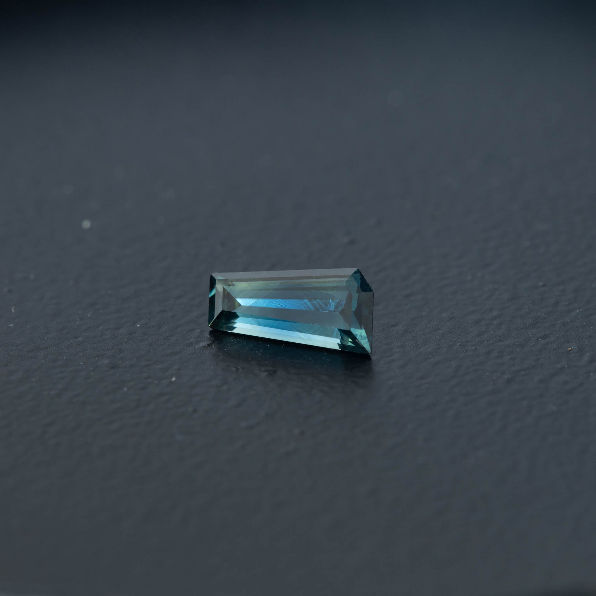 Parti Free Form Sapphire 0.86ct  [S.P.FF.1932]