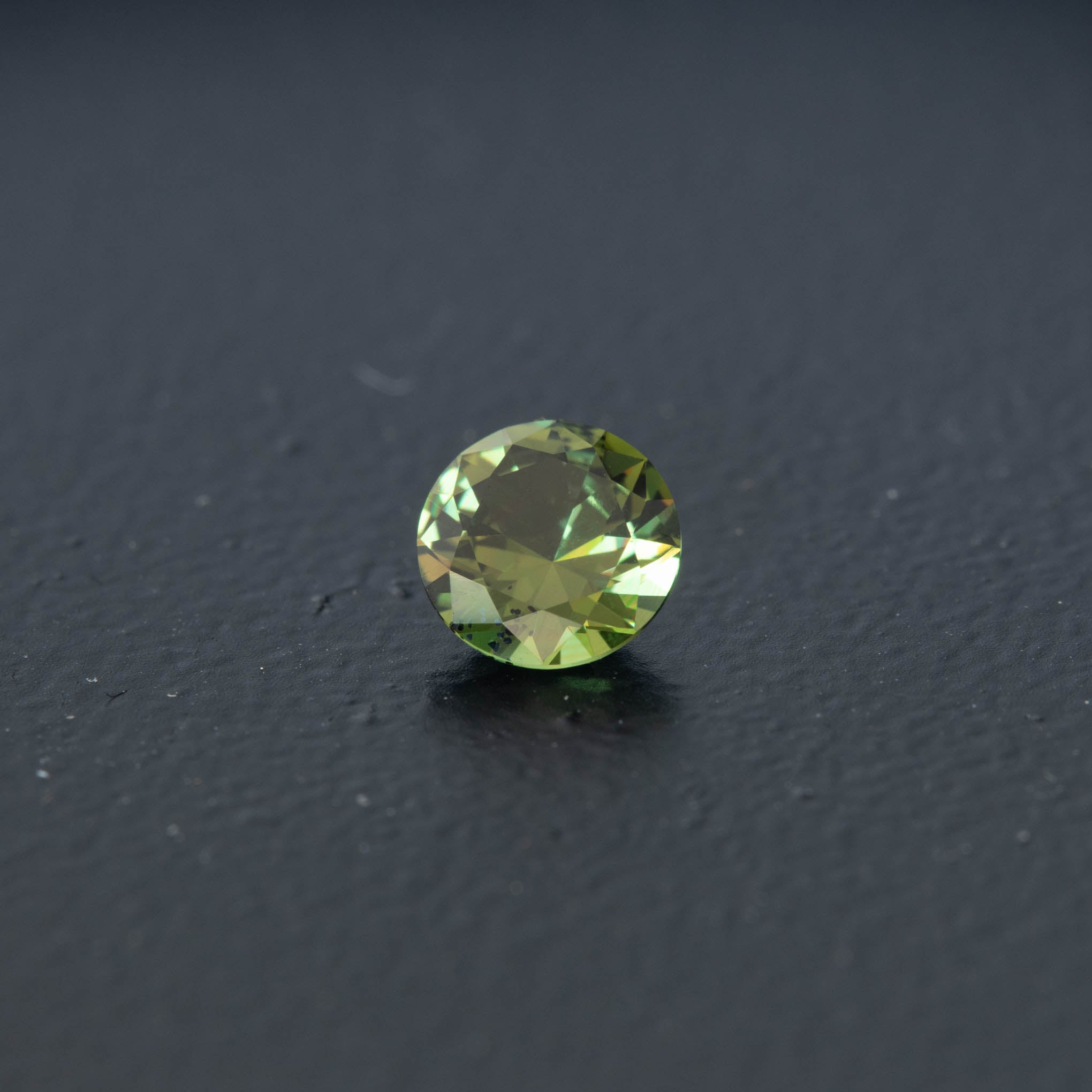 Green Brilliant Sapphire 0.8ct  [S.G.BR.1961]