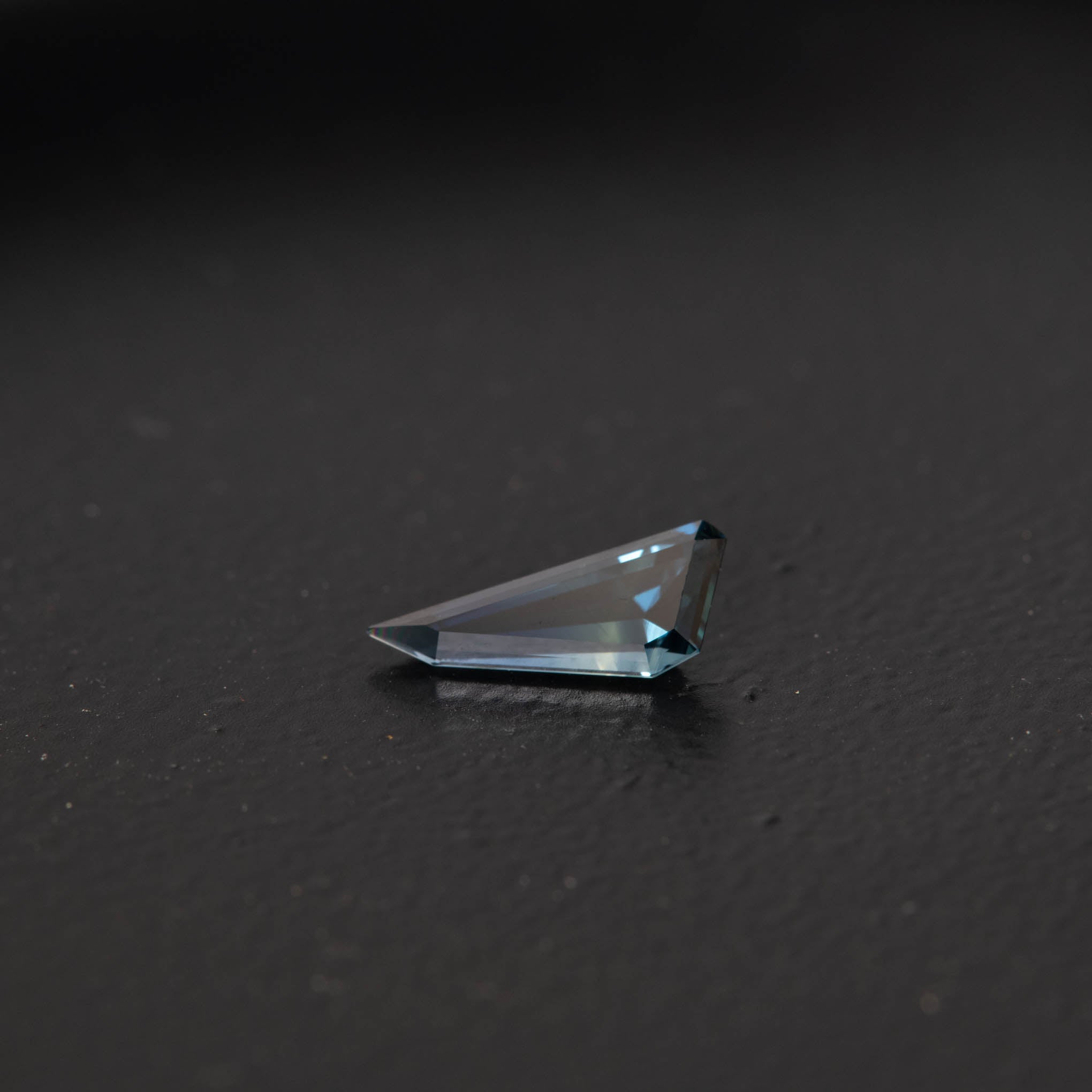 Parti Free Form Sapphire 0.66ct [S.P.FF.1984]