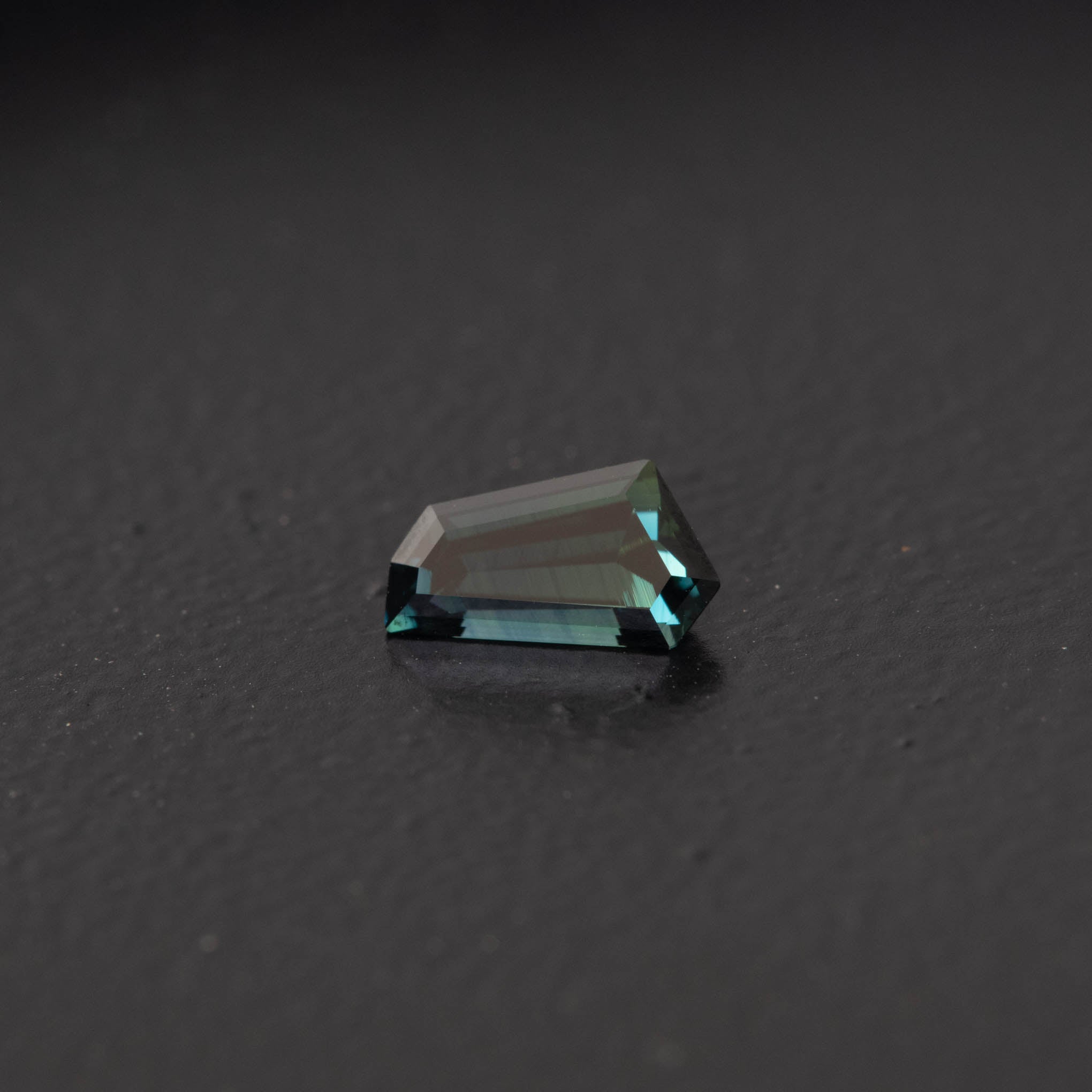 Teal Free Form Sapphire 0.65ct  [S.T.FF.1985]