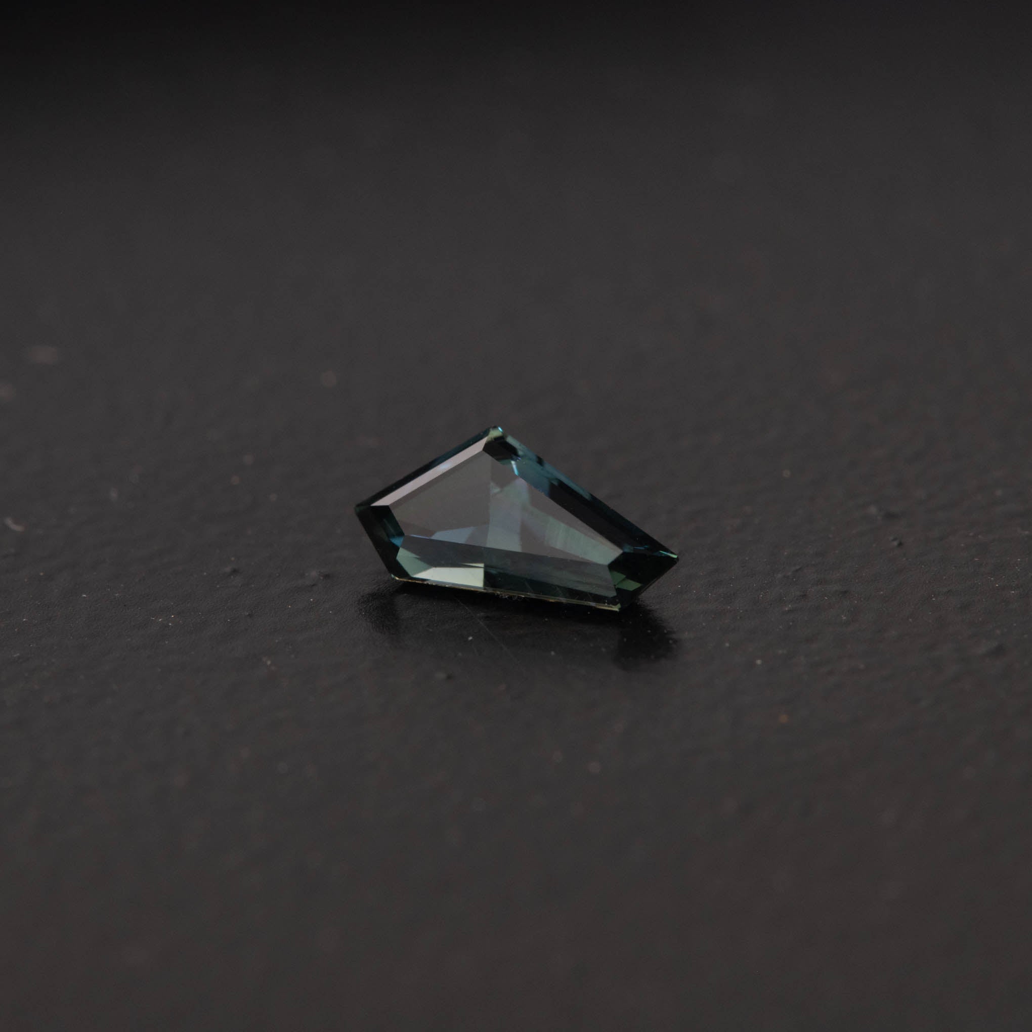 Teal Free Form Sapphire 0.68ct  [S.T.FF.1986]