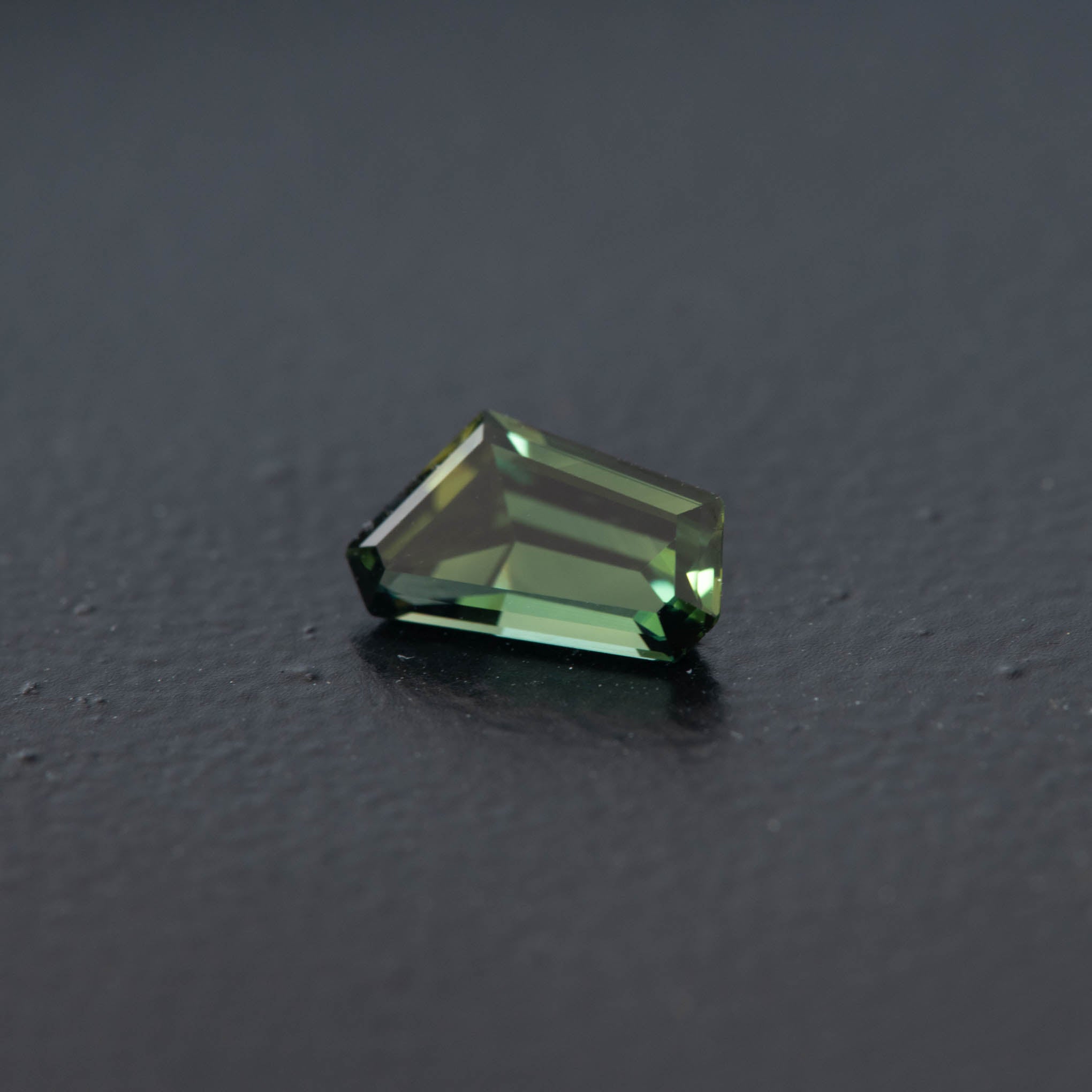 Green Free Form Sapphire 0.88ct  [S.G.FF.2013]