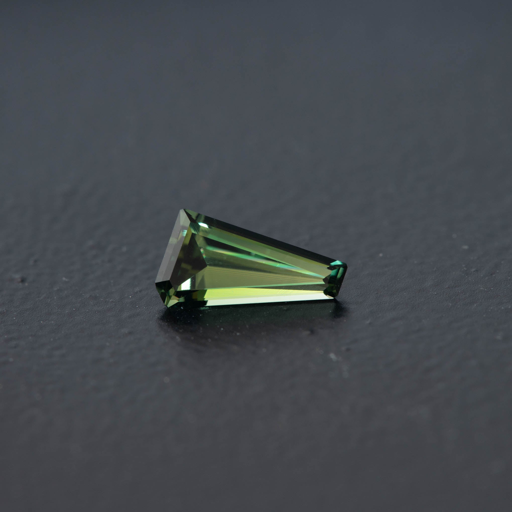 Green Free Form Sapphire 0.67ct  [S.G.FF.2014]