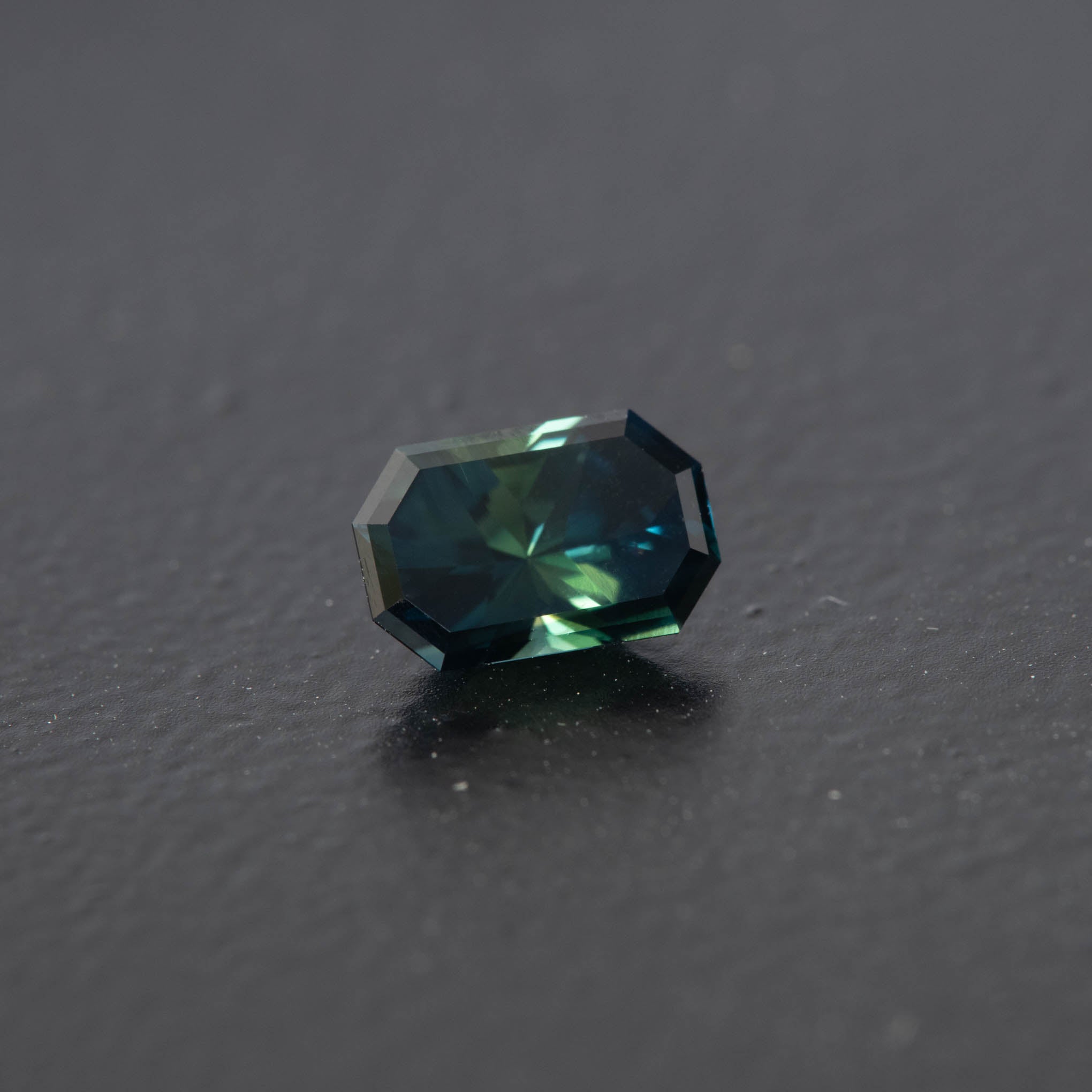 Parti Radiant Sapphire 0.94ct  [S.P.RD.2047]