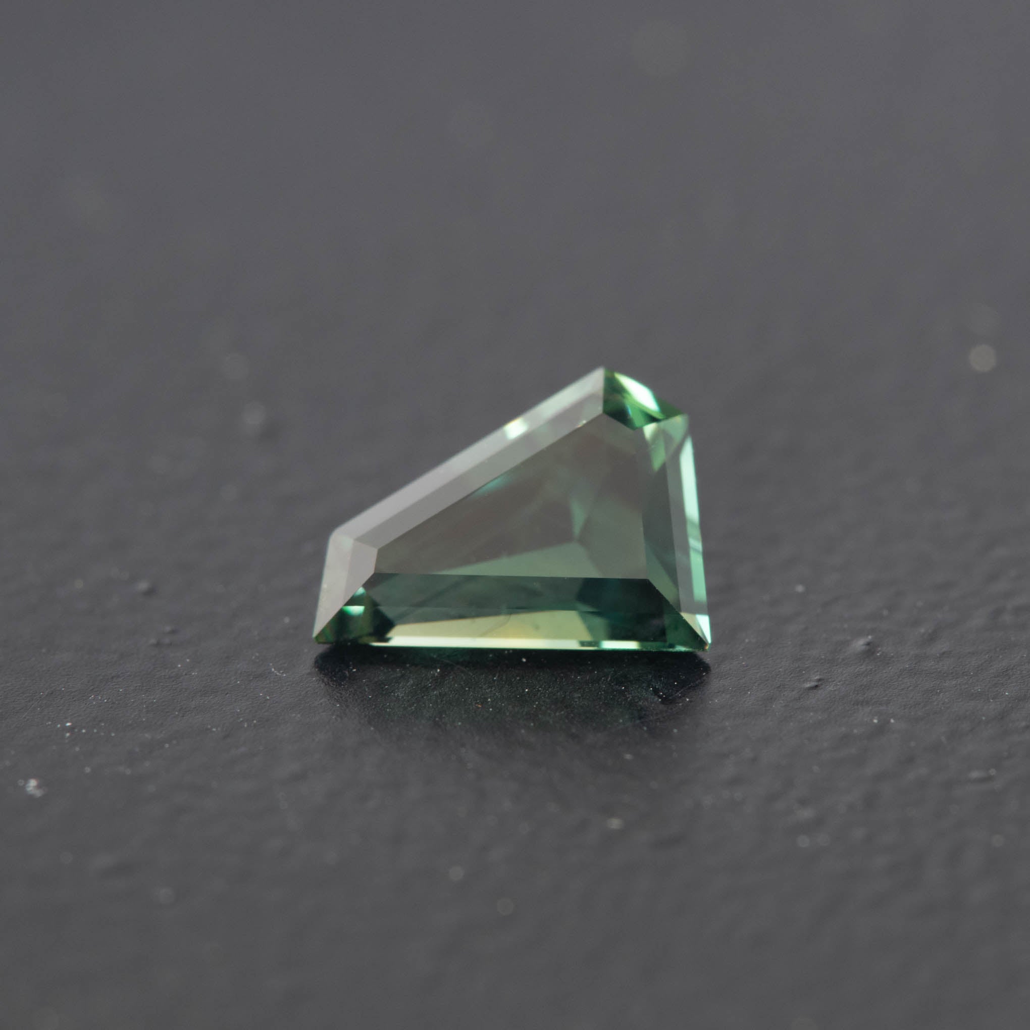 Green Free Form Sapphire 0.95ct  [S.G.FF.2054]