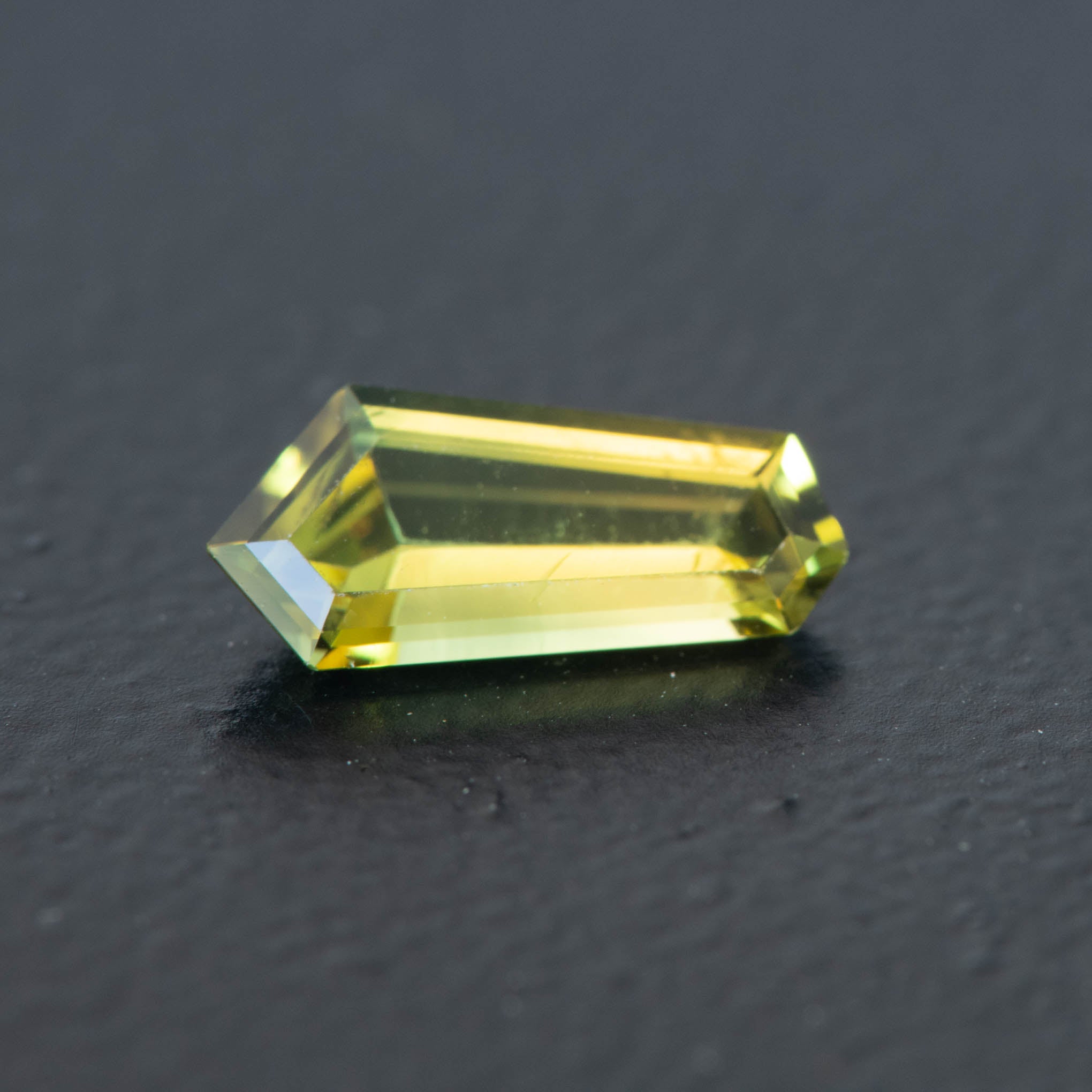 Parti Free From Sapphire 0.9ct (S.P.FF.2073)