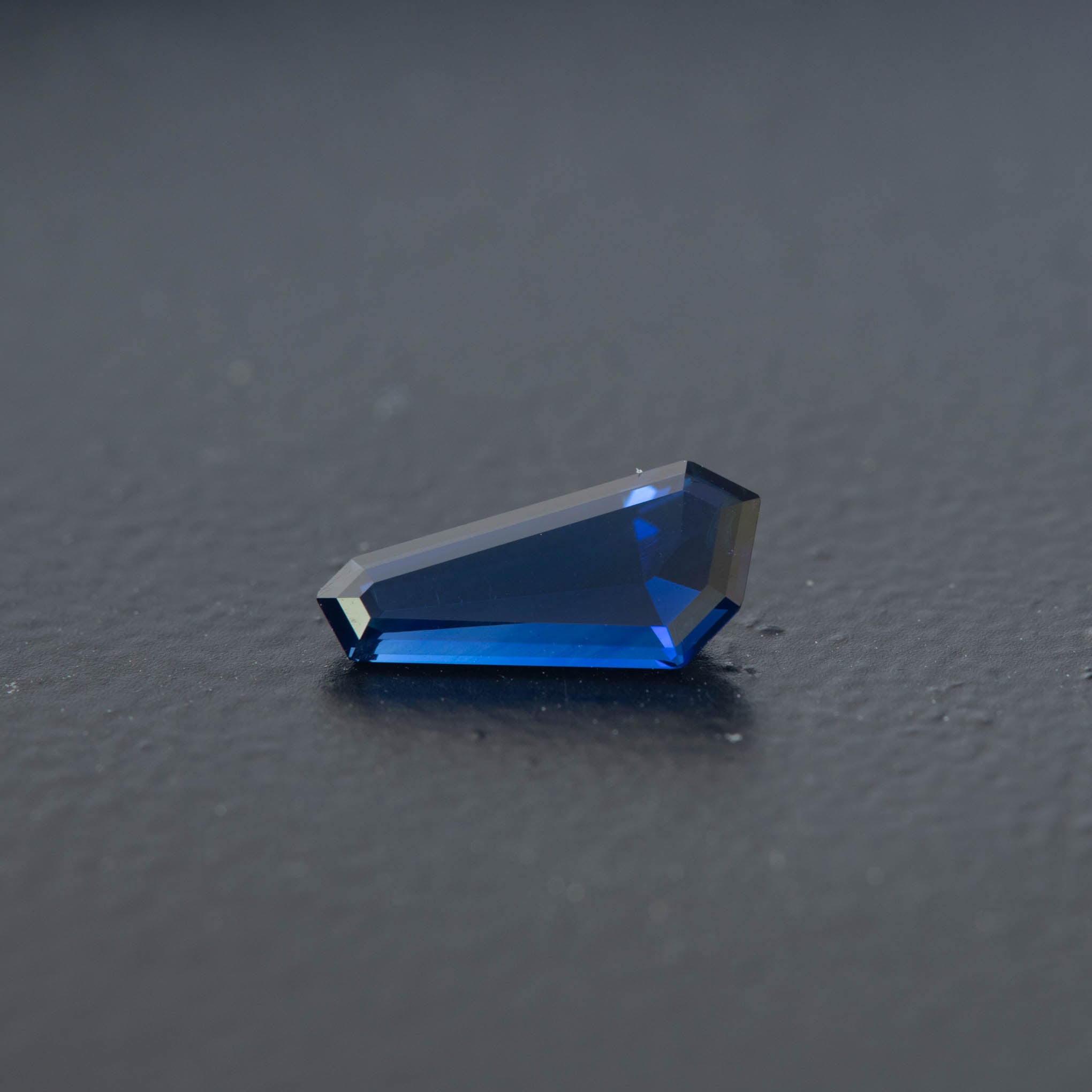 Blue Free Form Sapphire 0.79ct  [S.B.FF.2085]