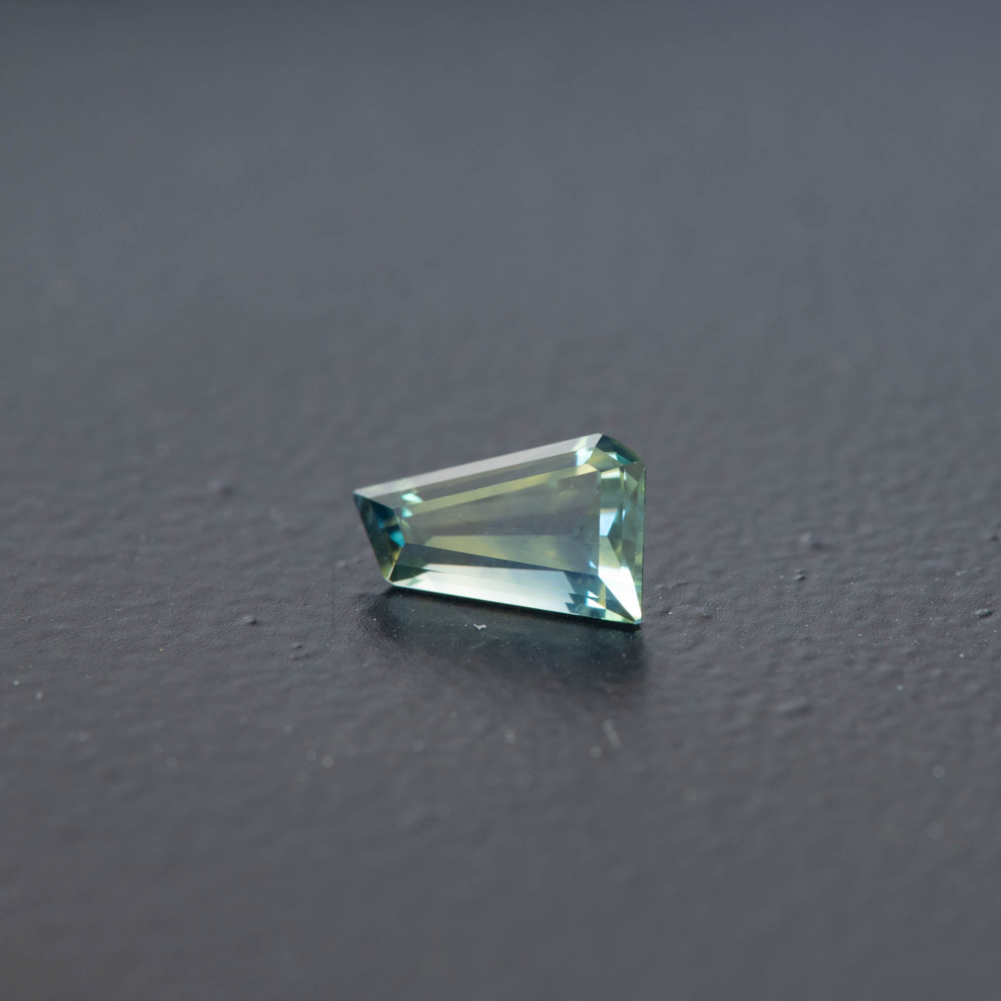 Parti Free Form Sapphire 0.68ct  [S.P.FF.2086]