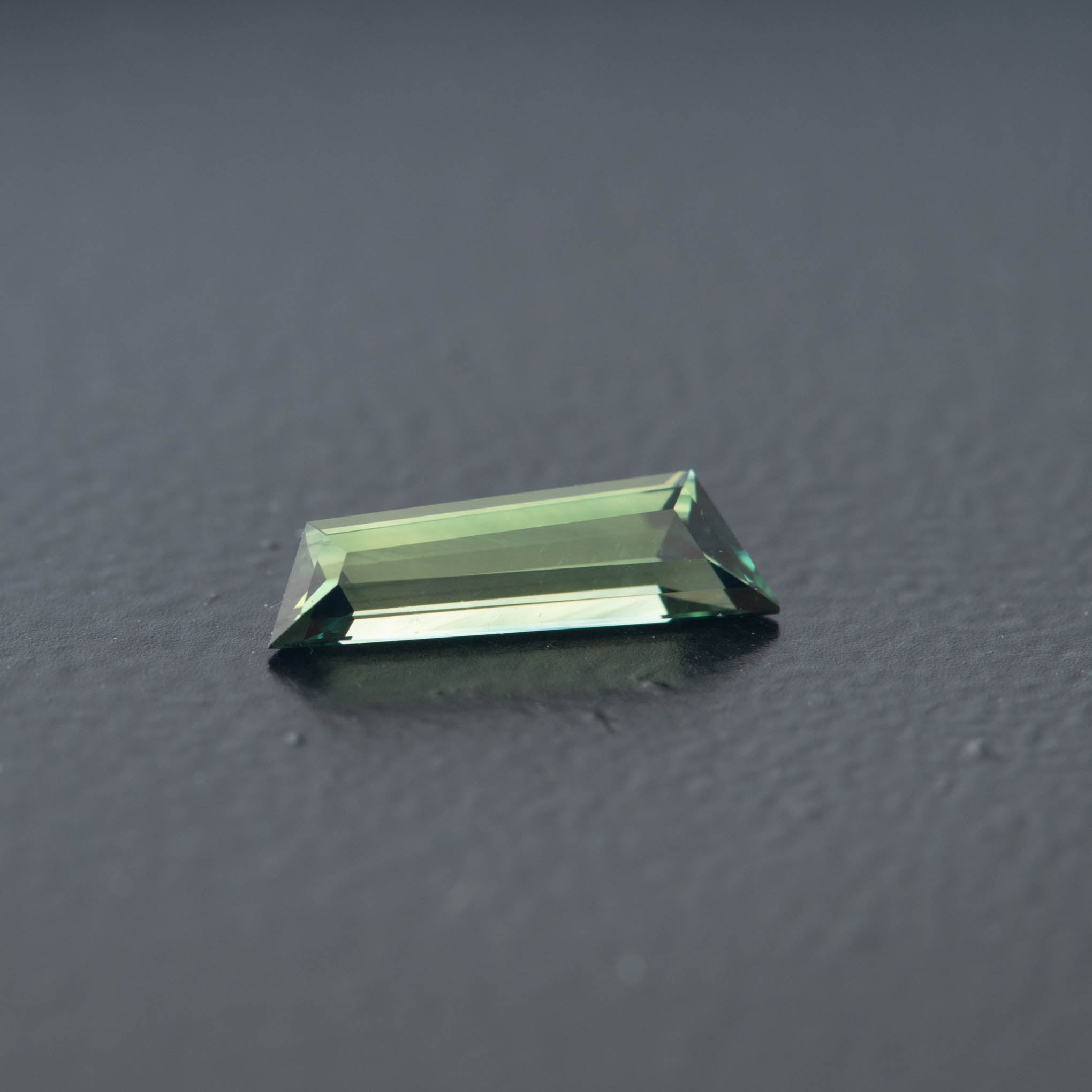 Green Free Form Sapphire 0.69ct  [S.G.FF.2088]