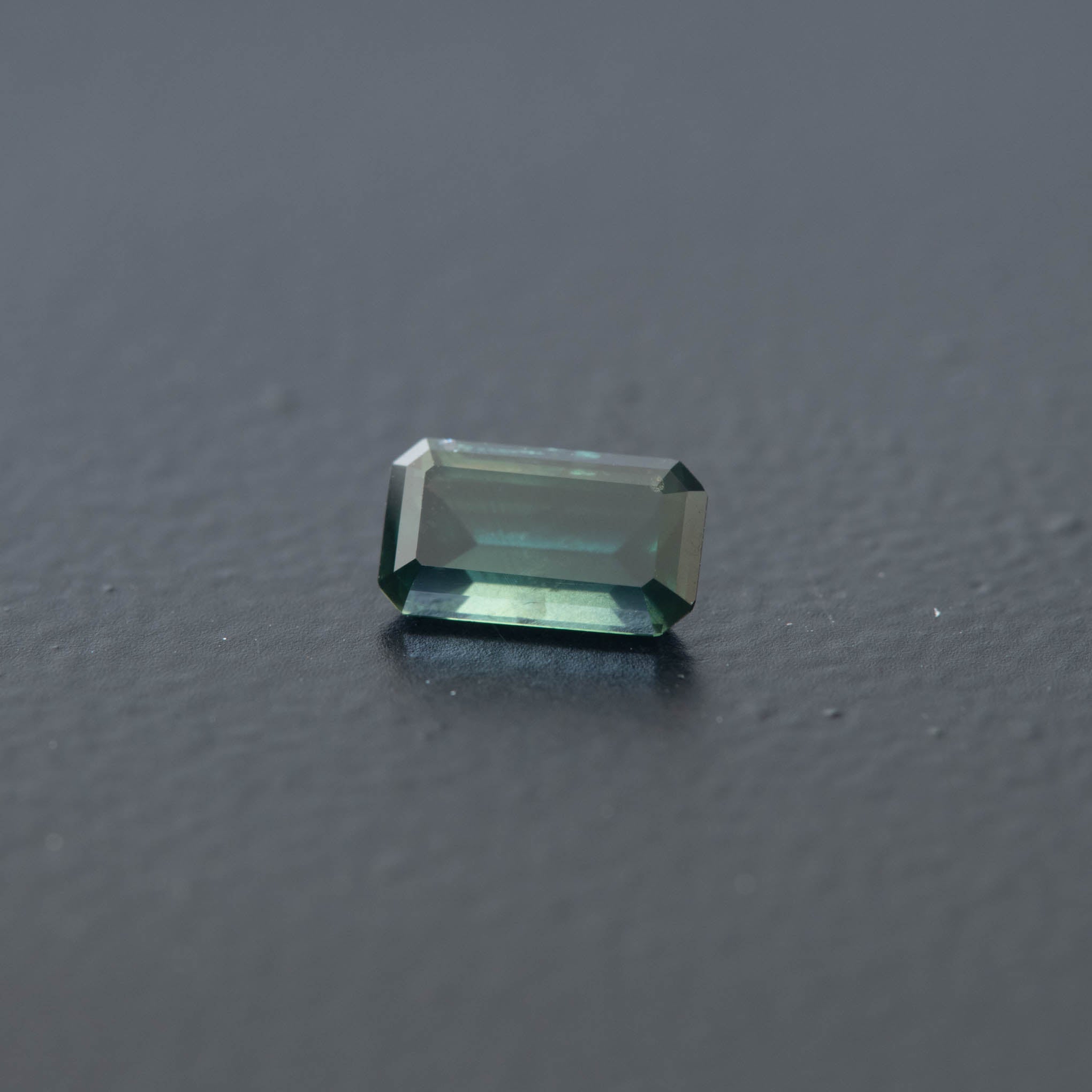 Green Emerald Sapphire 0.74ct  [S.G.E.2090]