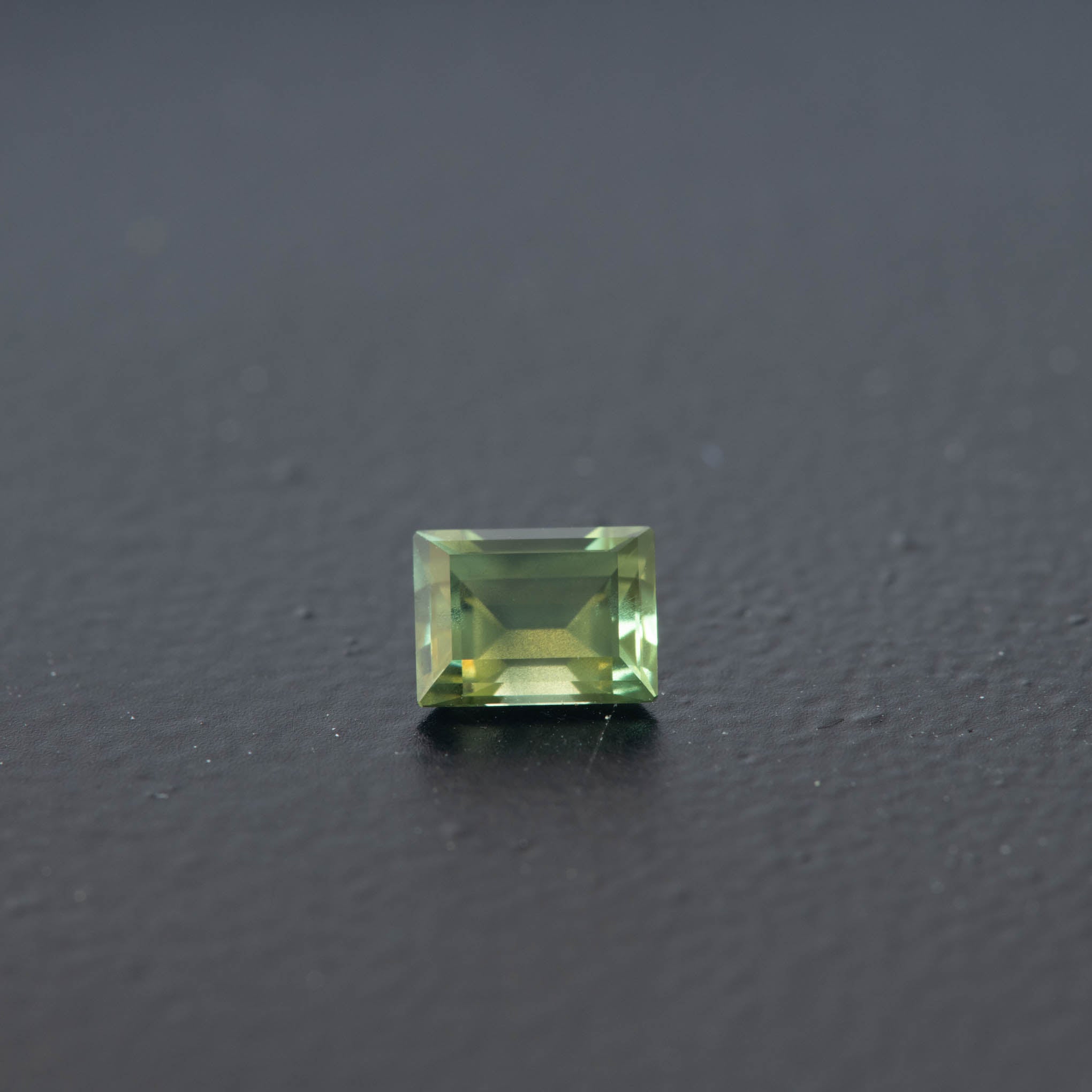 Green Baguette Sapphire 0.63ct  [S.G.BA.2092]