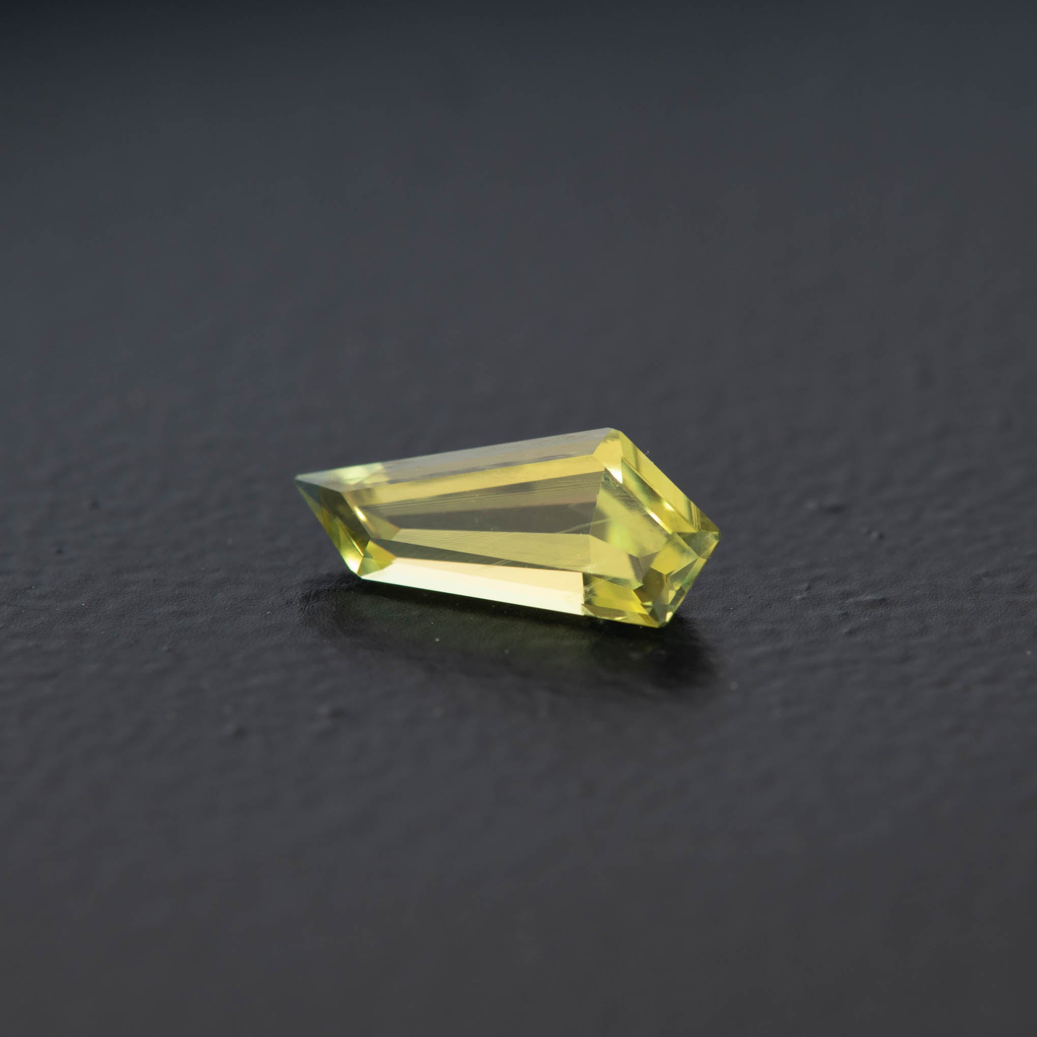 Yellow Free Form Sapphire 0.8ct  [S.Y.FF.2107]