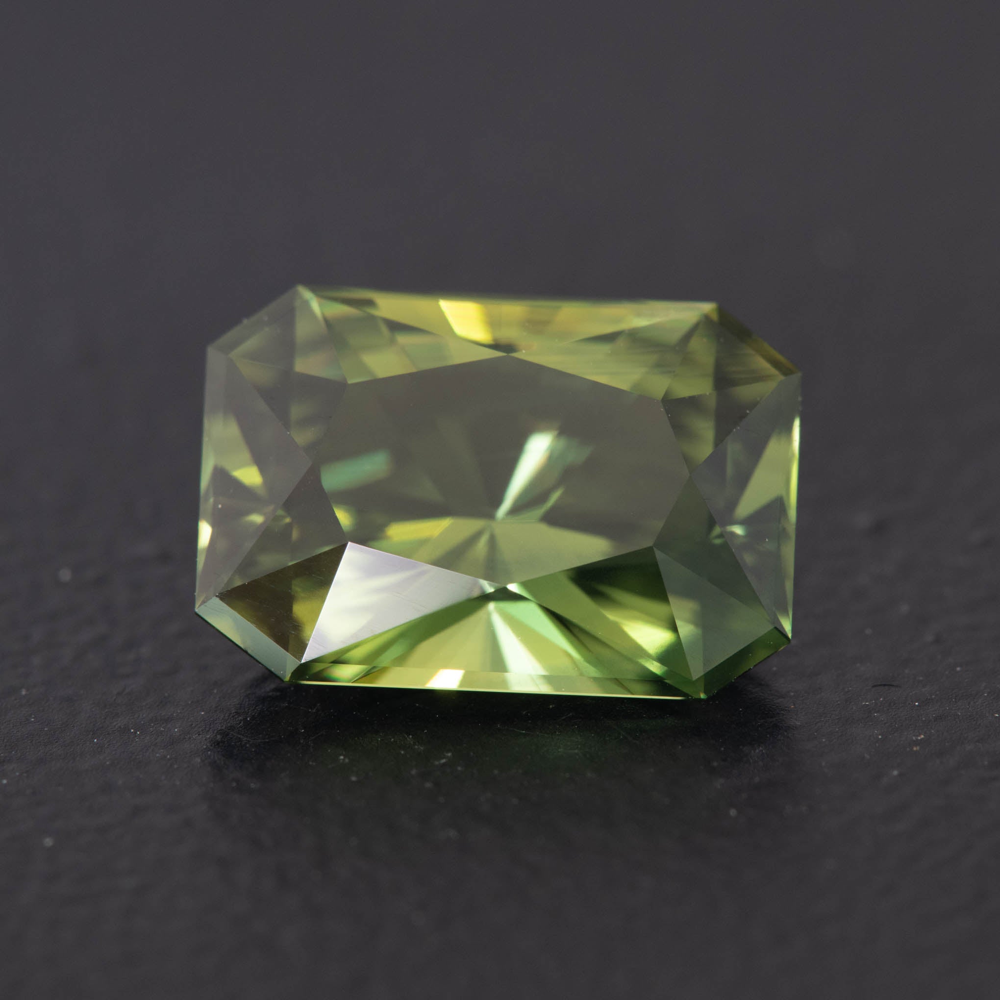 Green Radiant Sapphire 4.72ct  [S.G.R.2131]