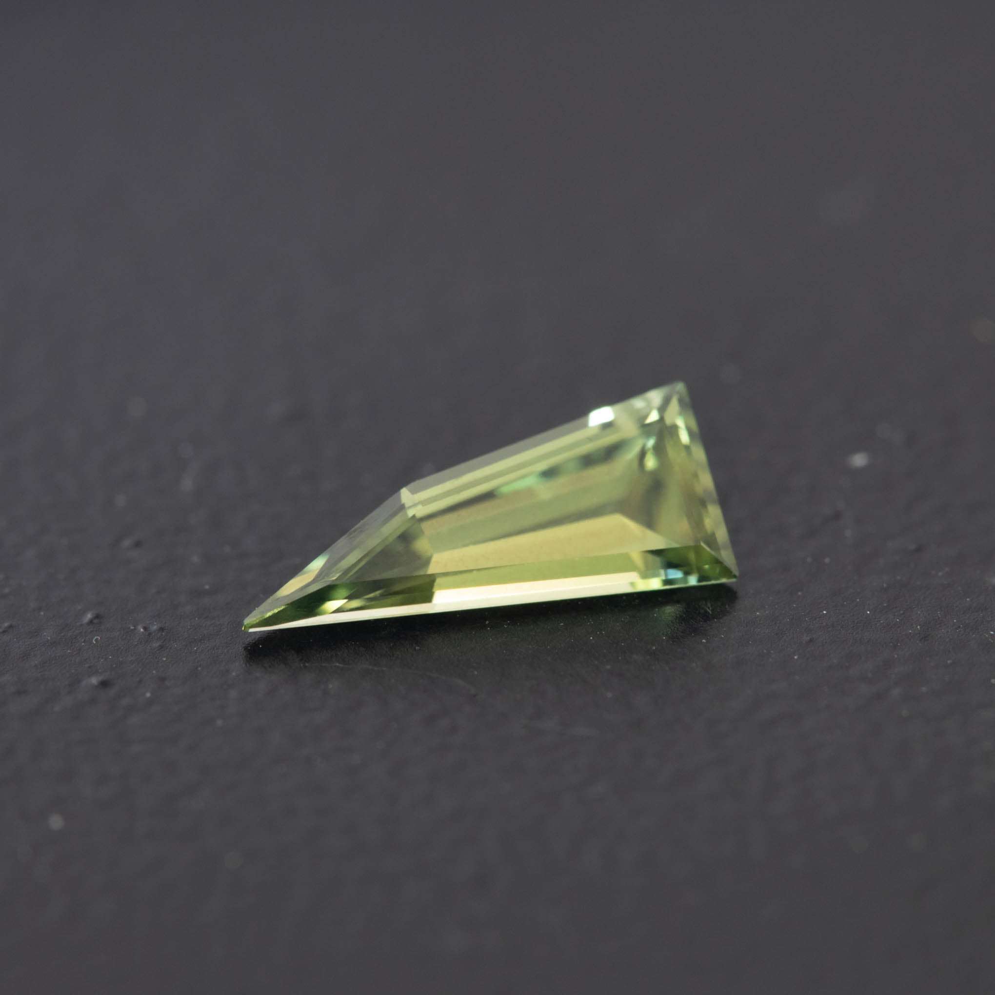 Green Free Form Sapphire 0.83ct  [S.G.FF.2132]