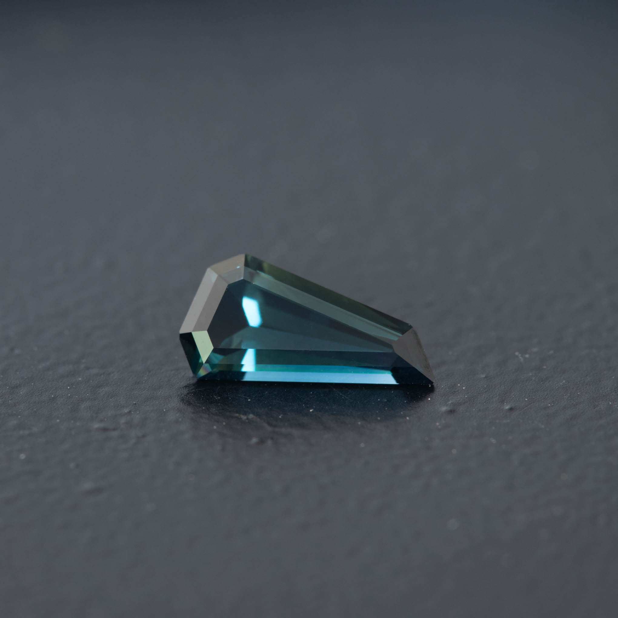 Blue Free Form Sapphire 0.98ct  [S.B.FF.2151]