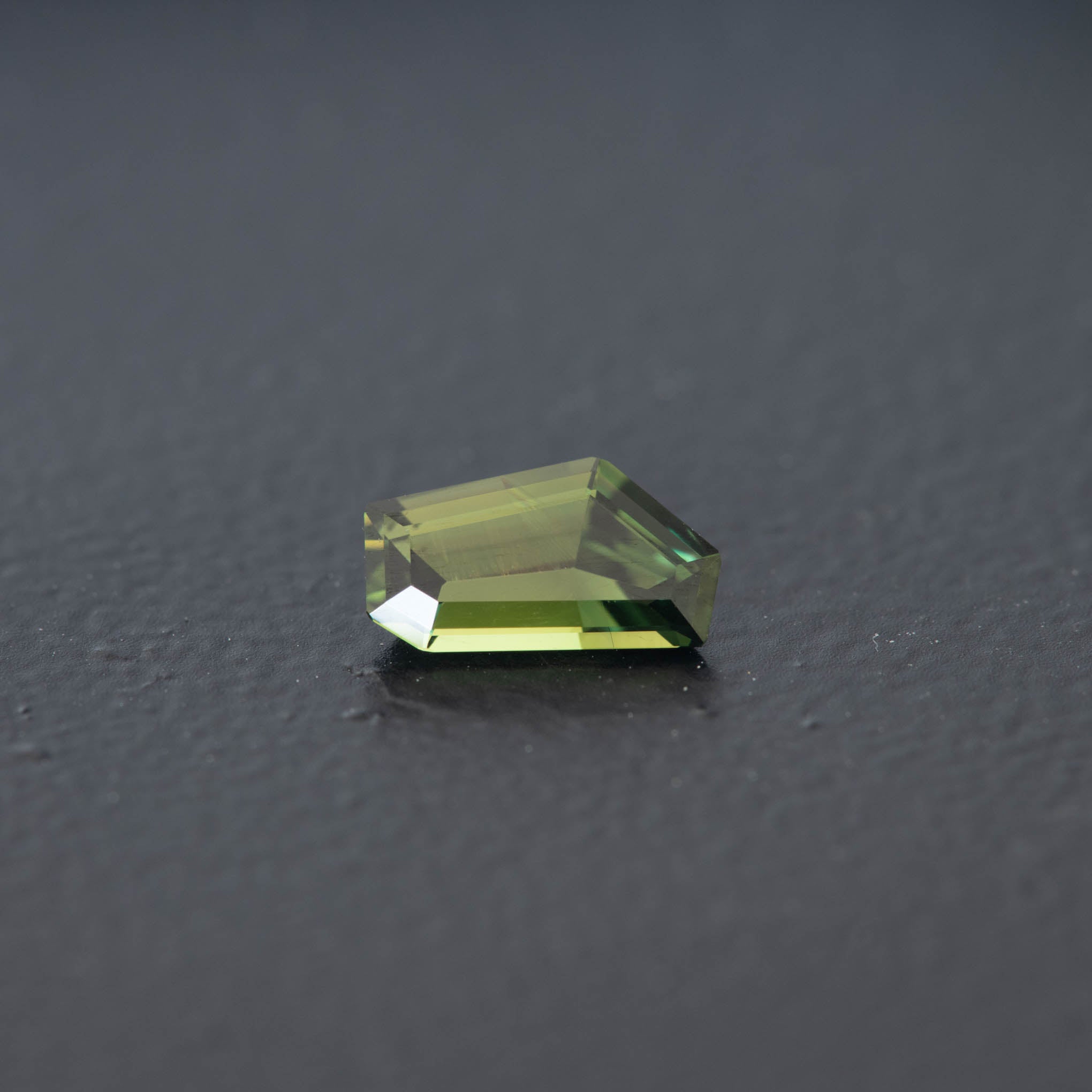 Green Free Form Sapphire 0.67ct  [S.G.FF.2152]