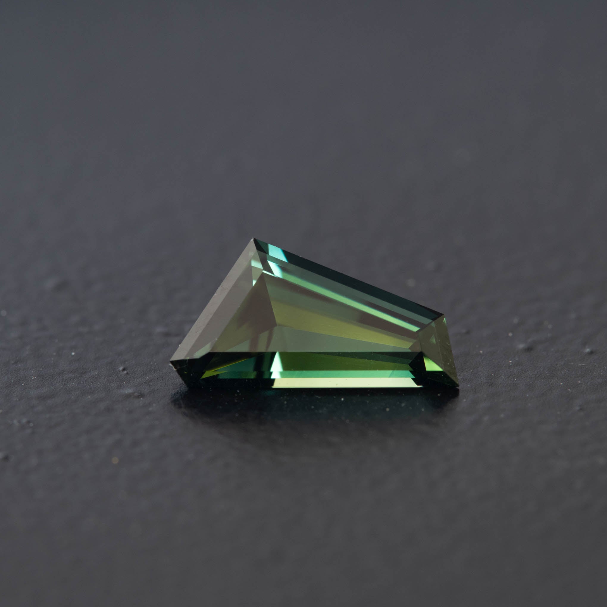 Green Free Form Sapphire 1.25ct  [S.G.FF.2157]