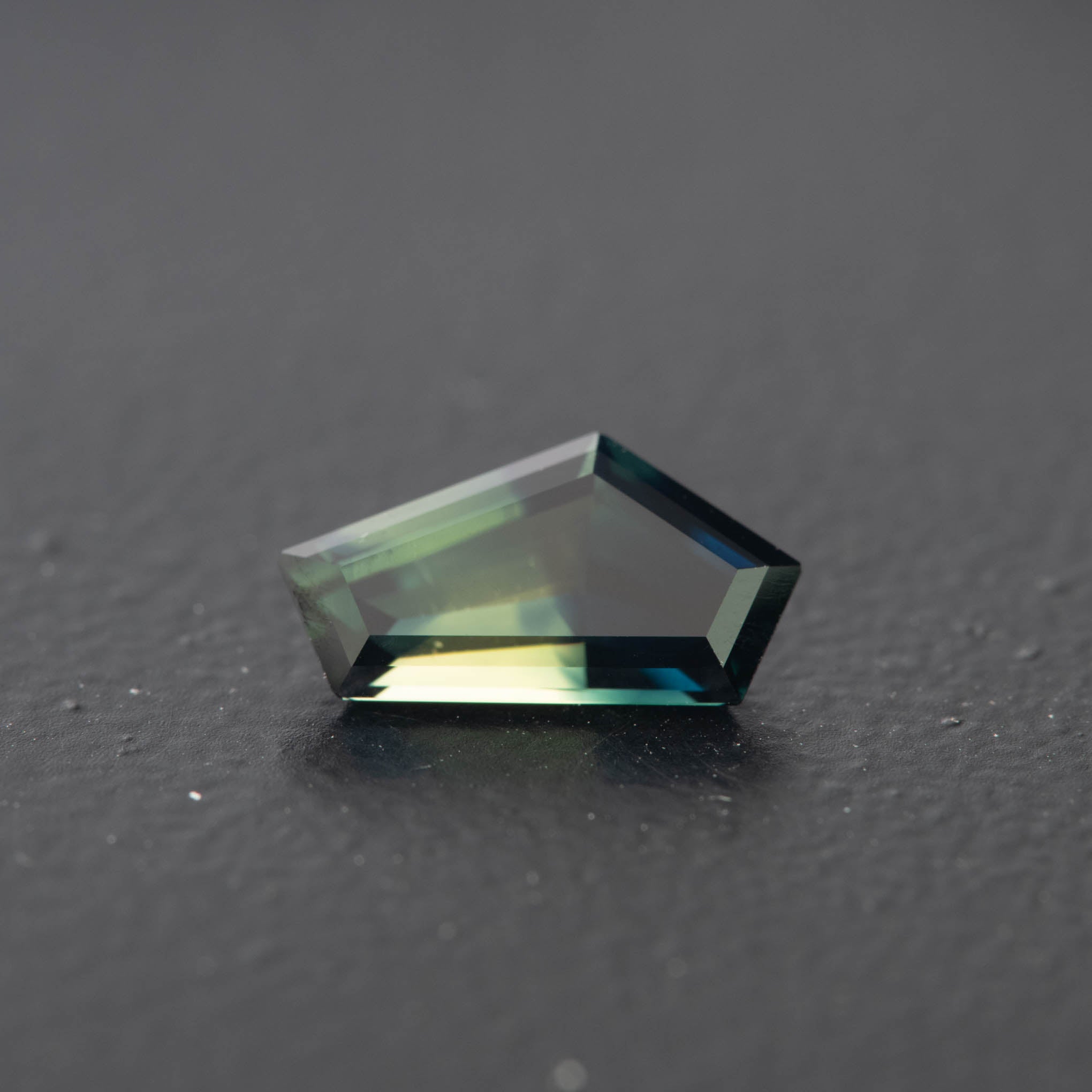 Parti Free Form Sapphire 1.44ct  [S.P.FF.2166]