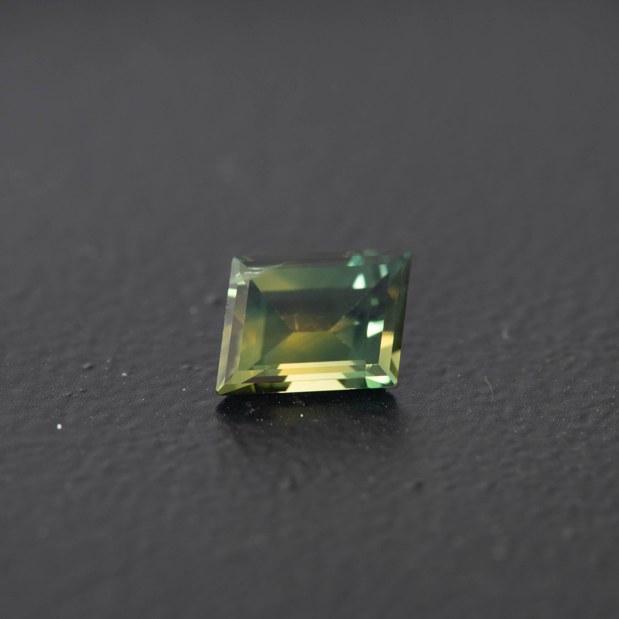 Parti Rhomboid Sapphire 0.95ct  [S.P.RH.2168]