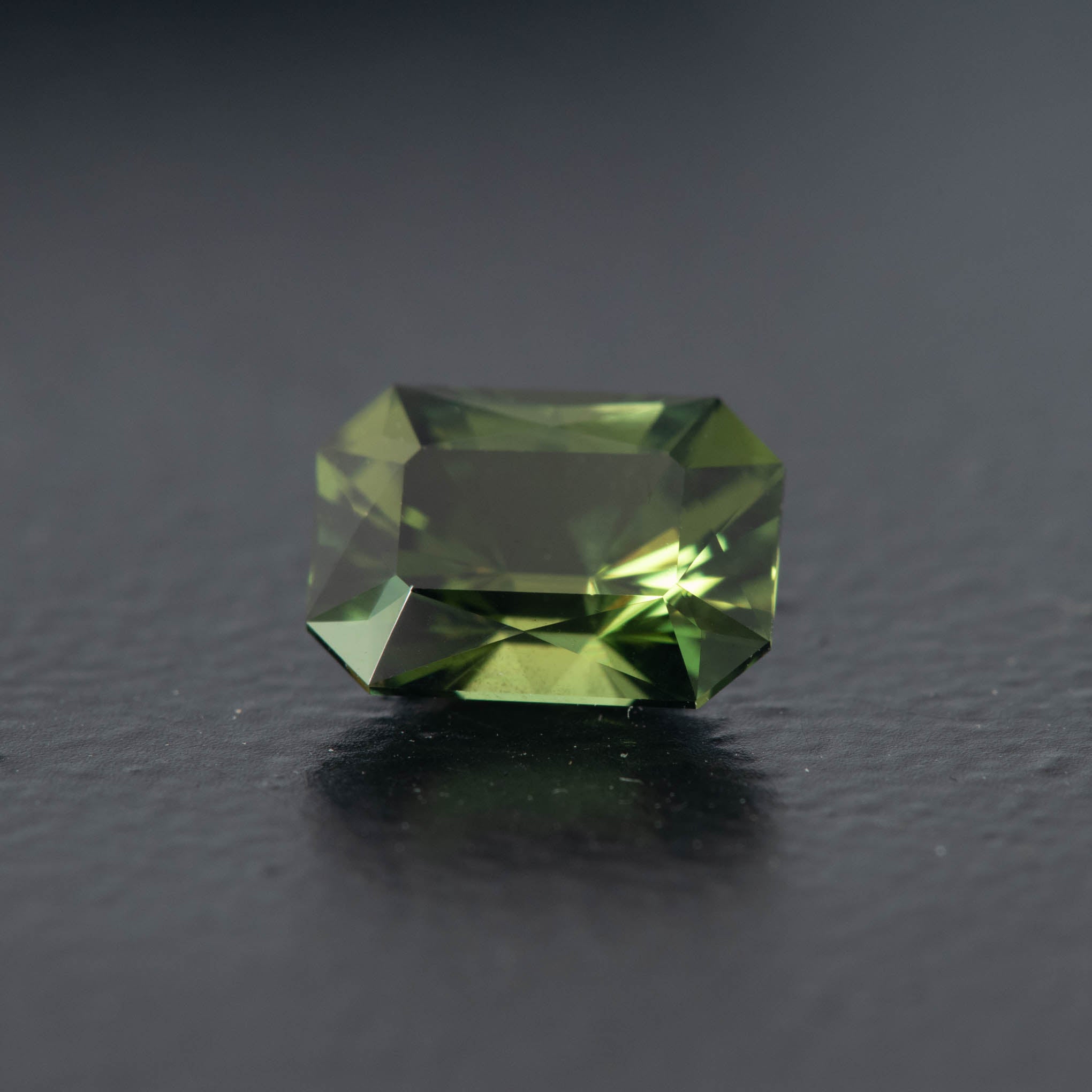 Green Radiant Sapphire 1.59ct  [S.G.RD.2172]